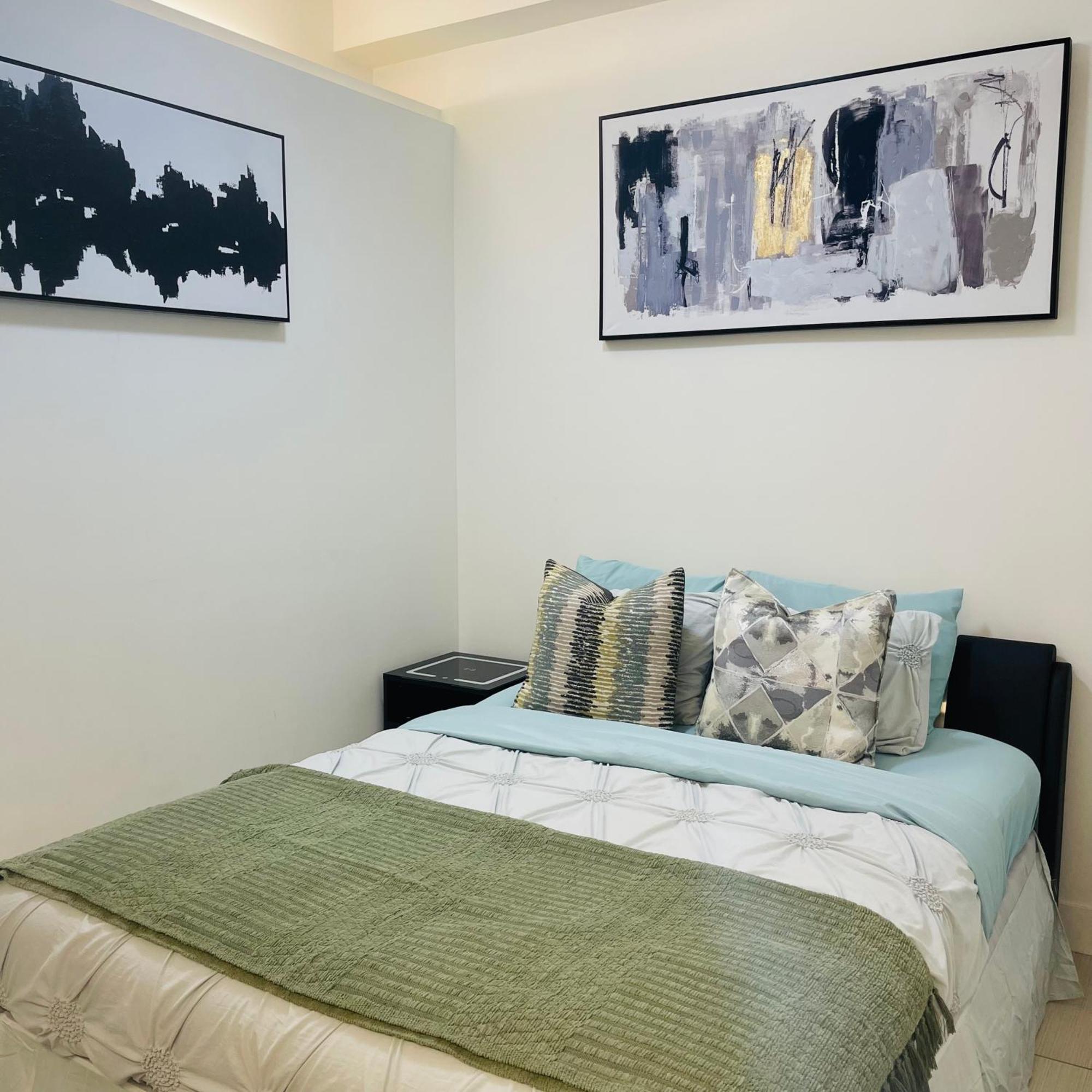 Apartment Beautiful Downtown, Mins To Rogers Arena, Stadium, Restaurants, Shops