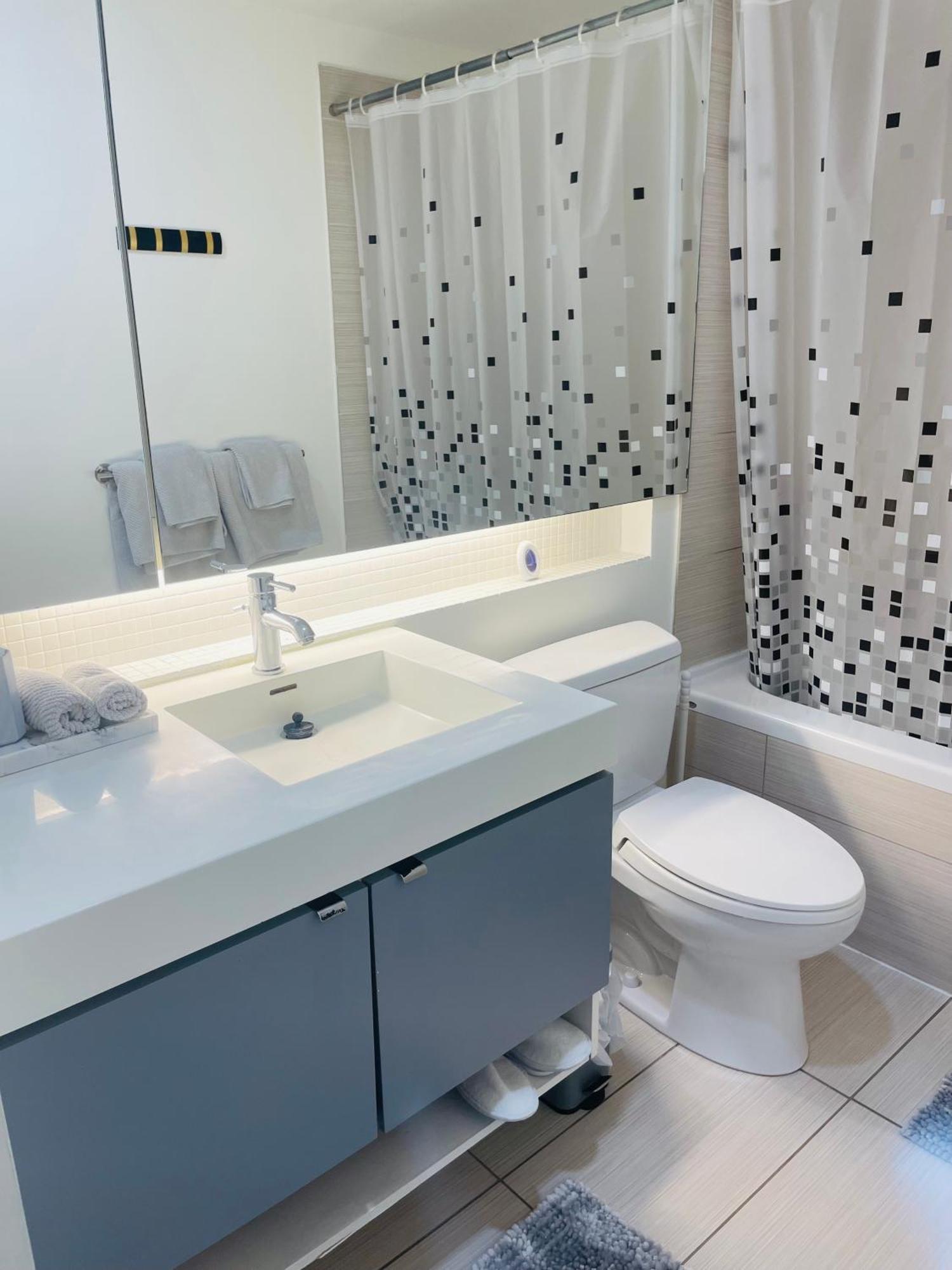 Beautiful Downtown, Mins To Rogers Arena, Stadium, Restaurants, Shops Apartment