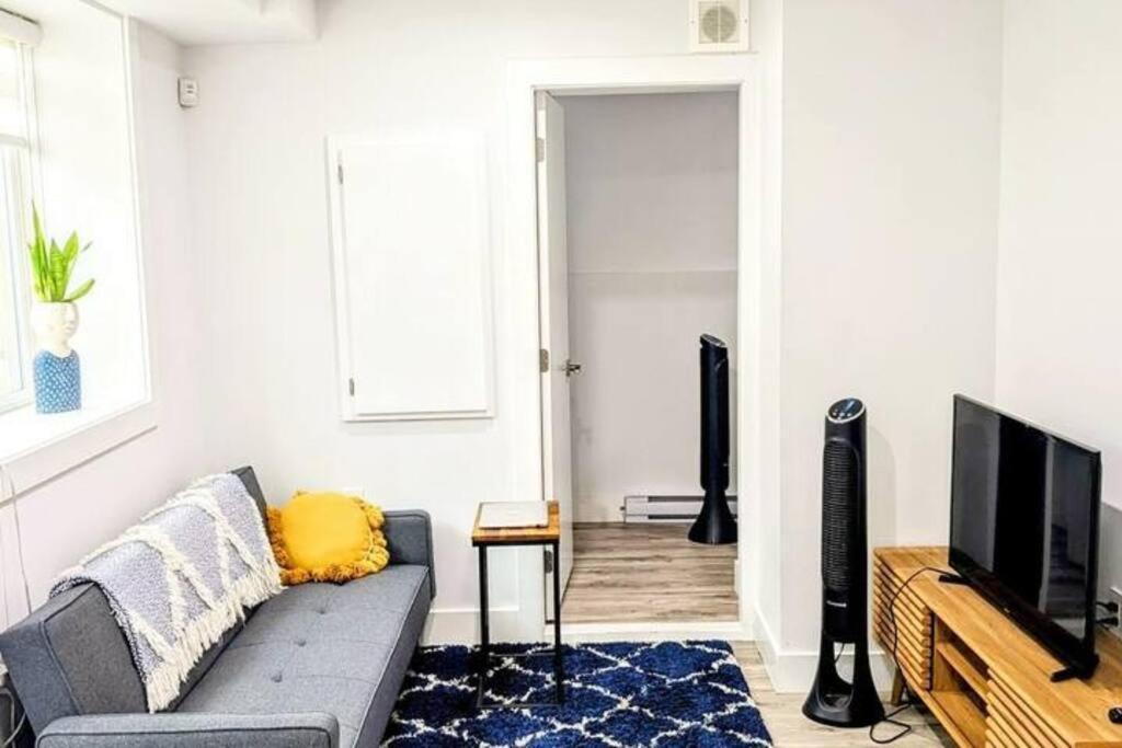 2 Bedrooms Free Parking Location Apartment Vancouver