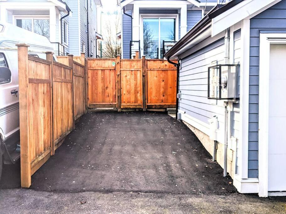 2 Bedrooms Free Parking Location Vancouver