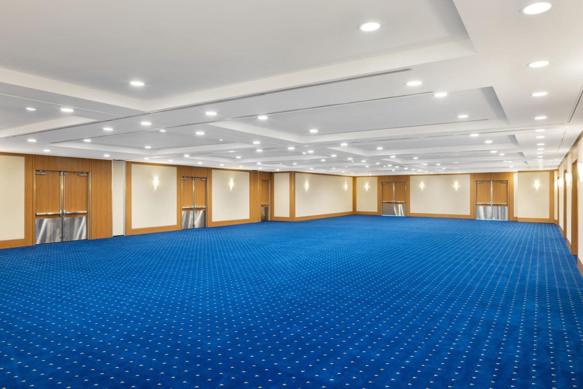 Sheraton Centre 4*