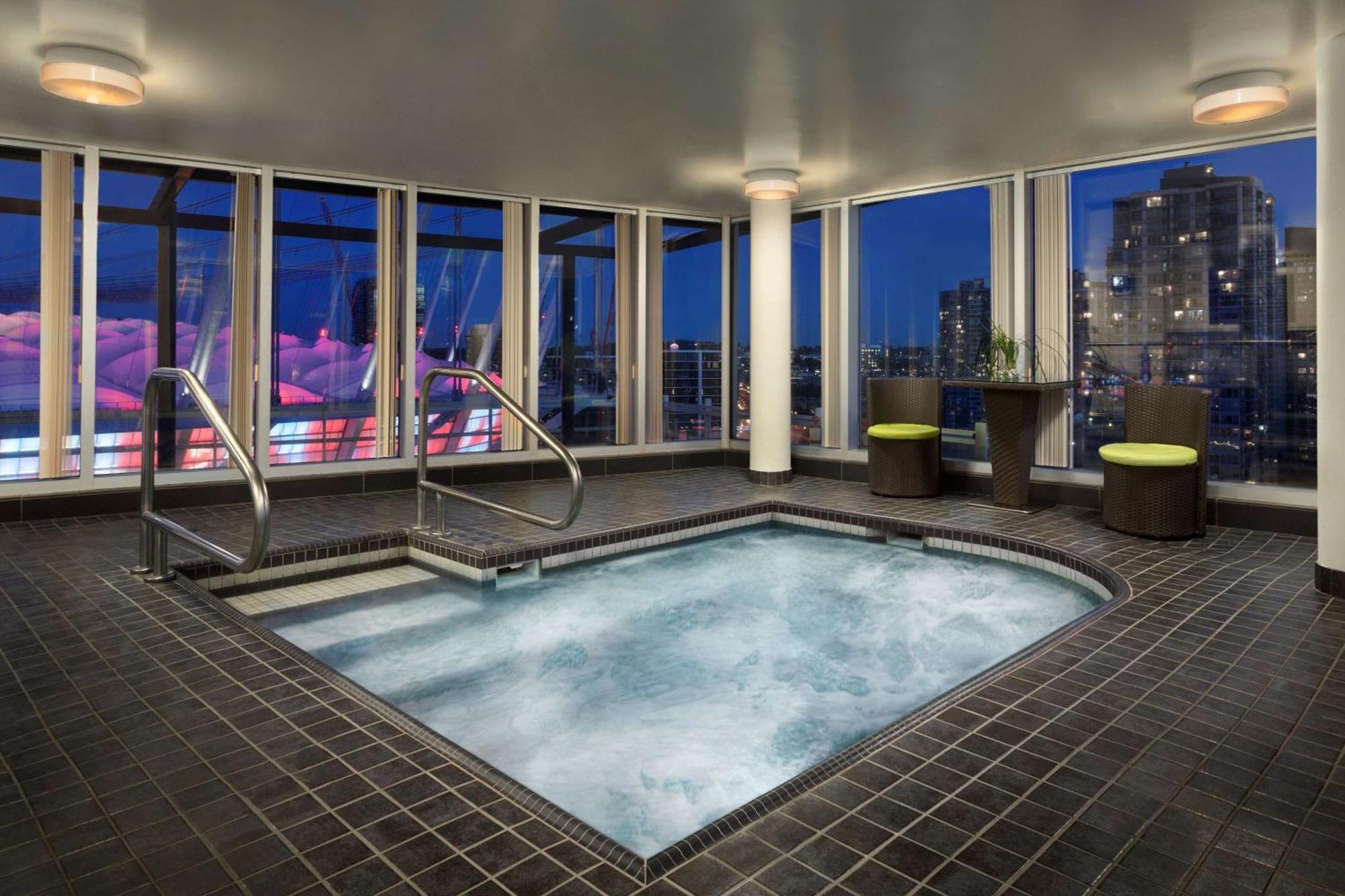 Hampton & Suites, By Hilton - Downtown Hotel