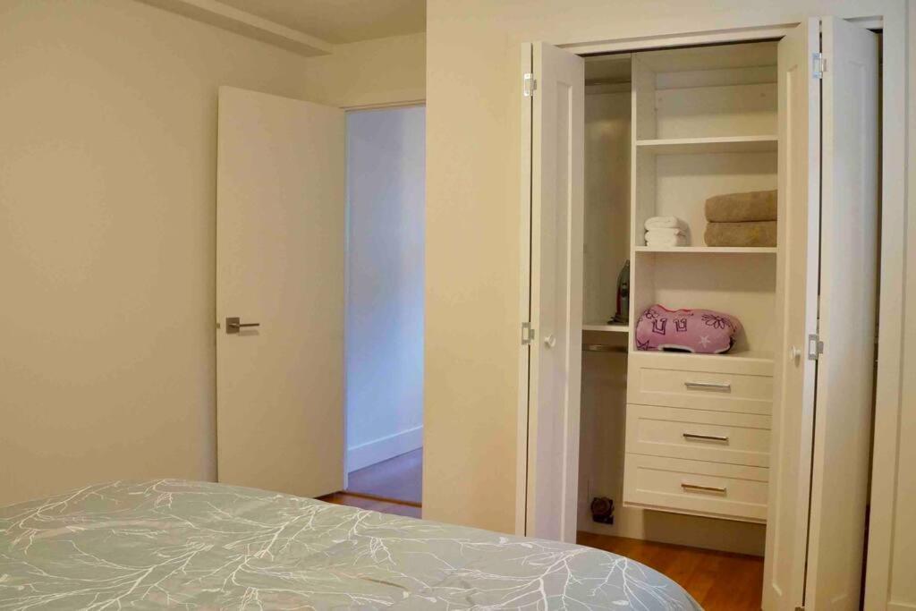 Guest house Newly Renovated Walkout Basement In With Separate Entrance Vancouver