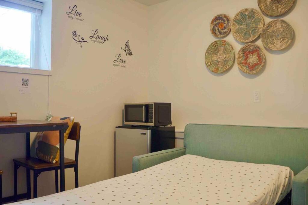 Guest house Newly Renovated Walkout Basement In With Separate Entrance
