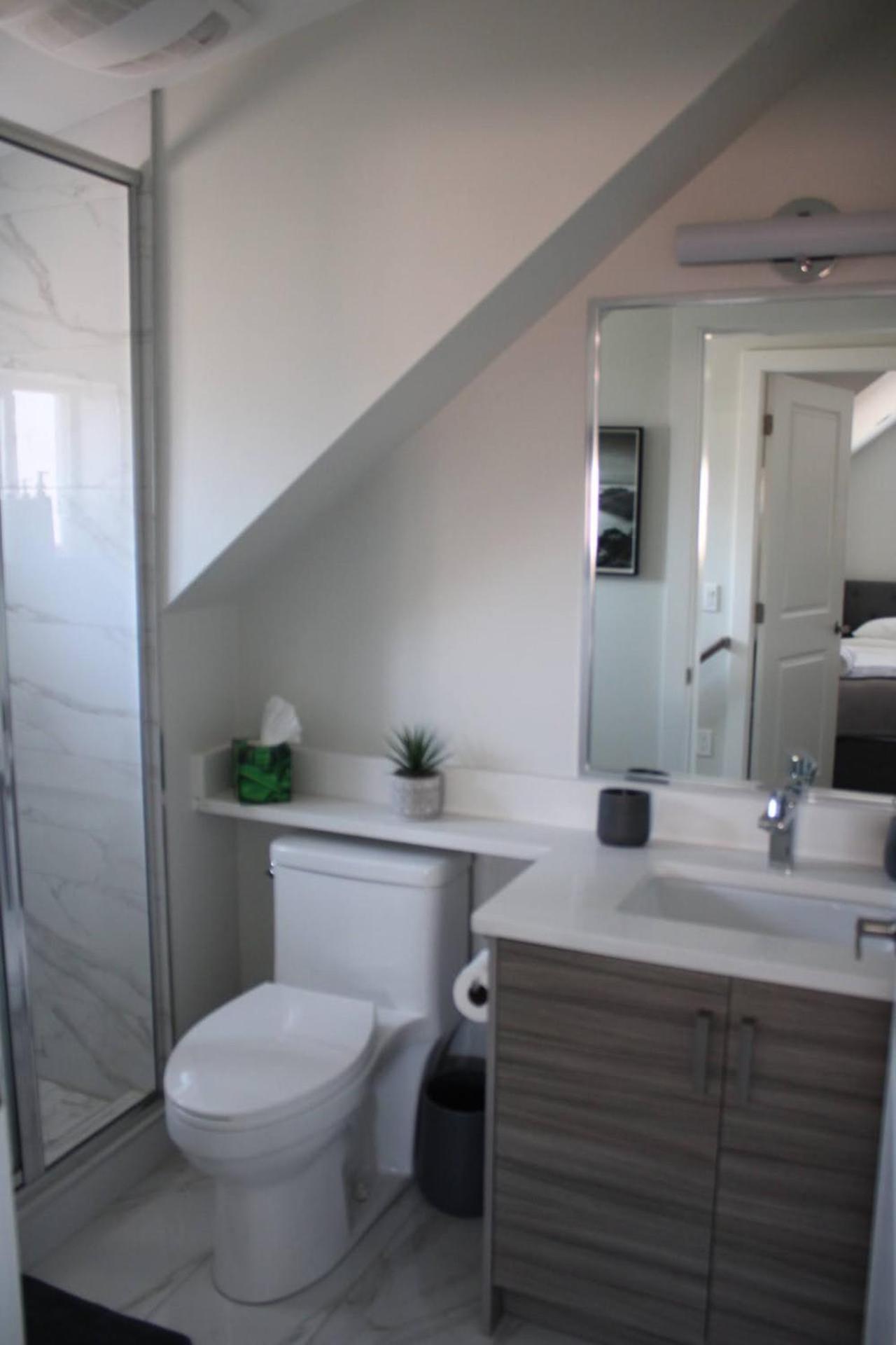 Holiday home Bright And Cozy Modern In - To Yvr-downtown - Free Private Parking Vancouver