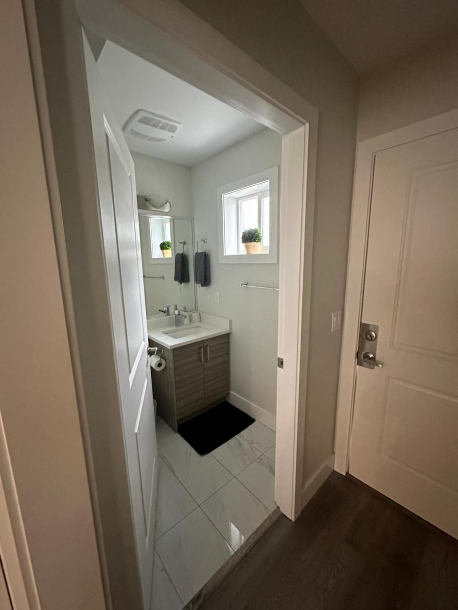 Bright And Cozy Modern In - To Yvr-downtown - Free Private Parking Holiday home *