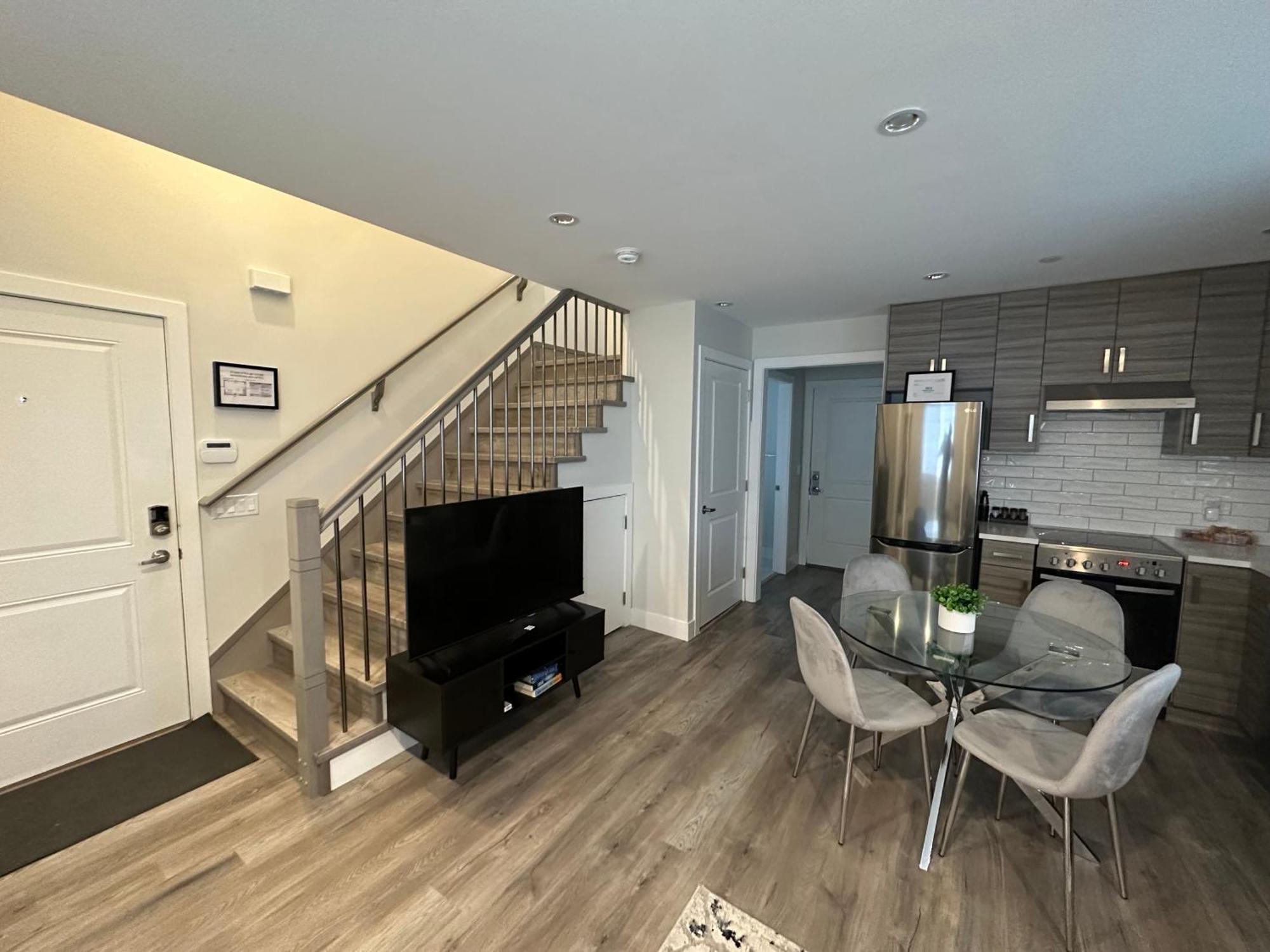 Bright And Cozy Modern In - To Yvr-downtown - Free Private Parking * Vancouver