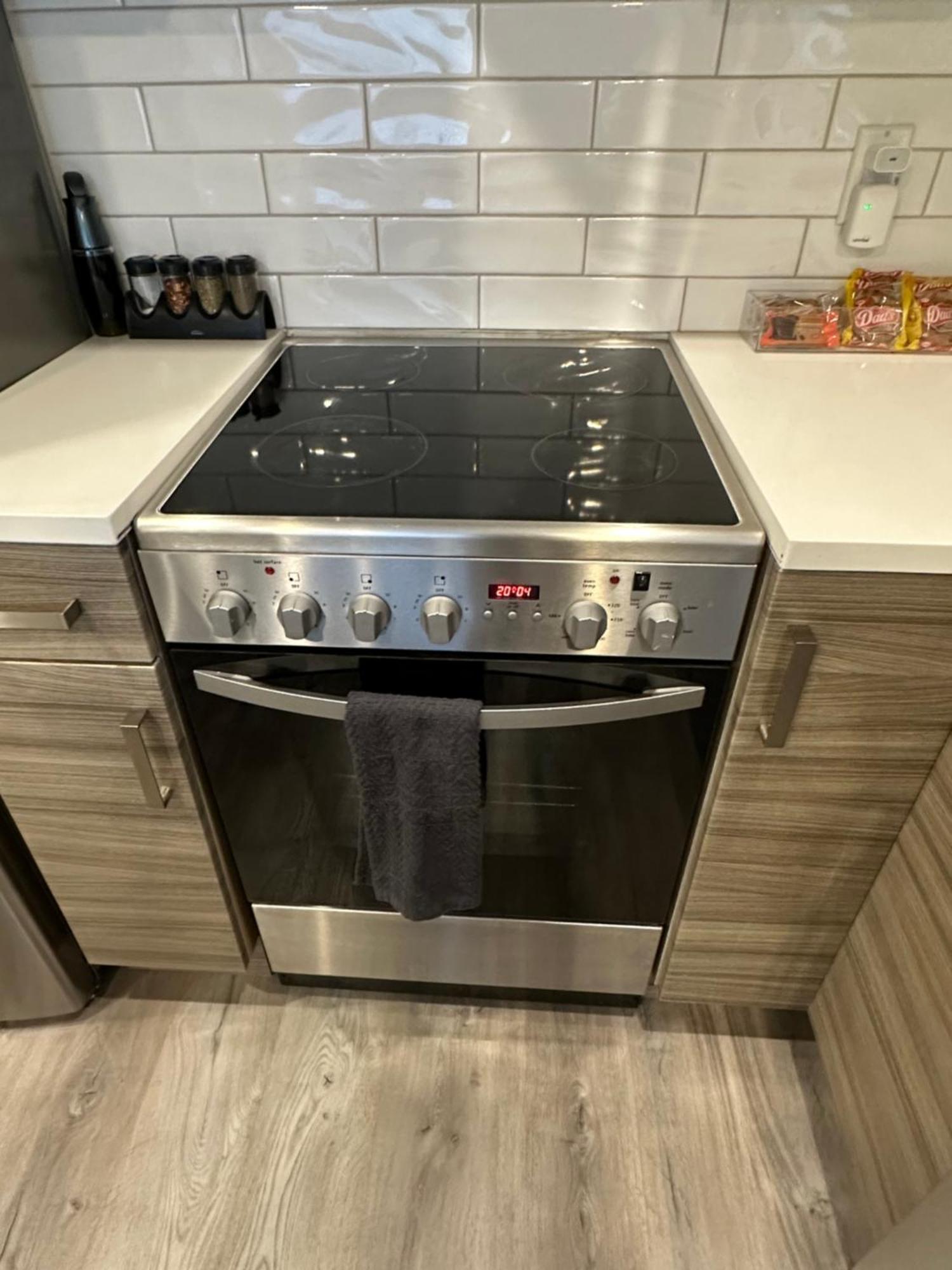 Bright And Cozy Modern In - To Yvr-downtown - Free Private Parking