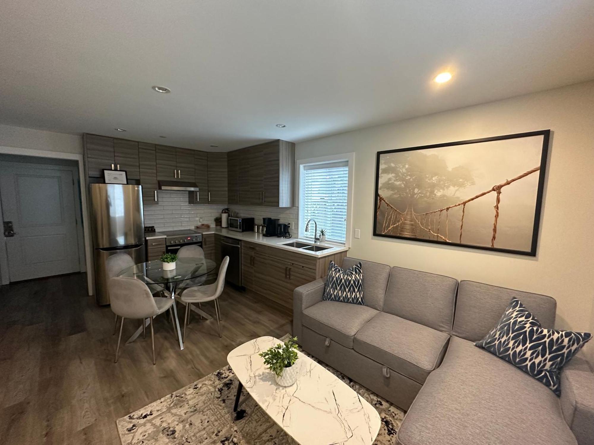 Bright And Cozy Modern In - To Yvr-downtown - Free Private Parking Vancouver