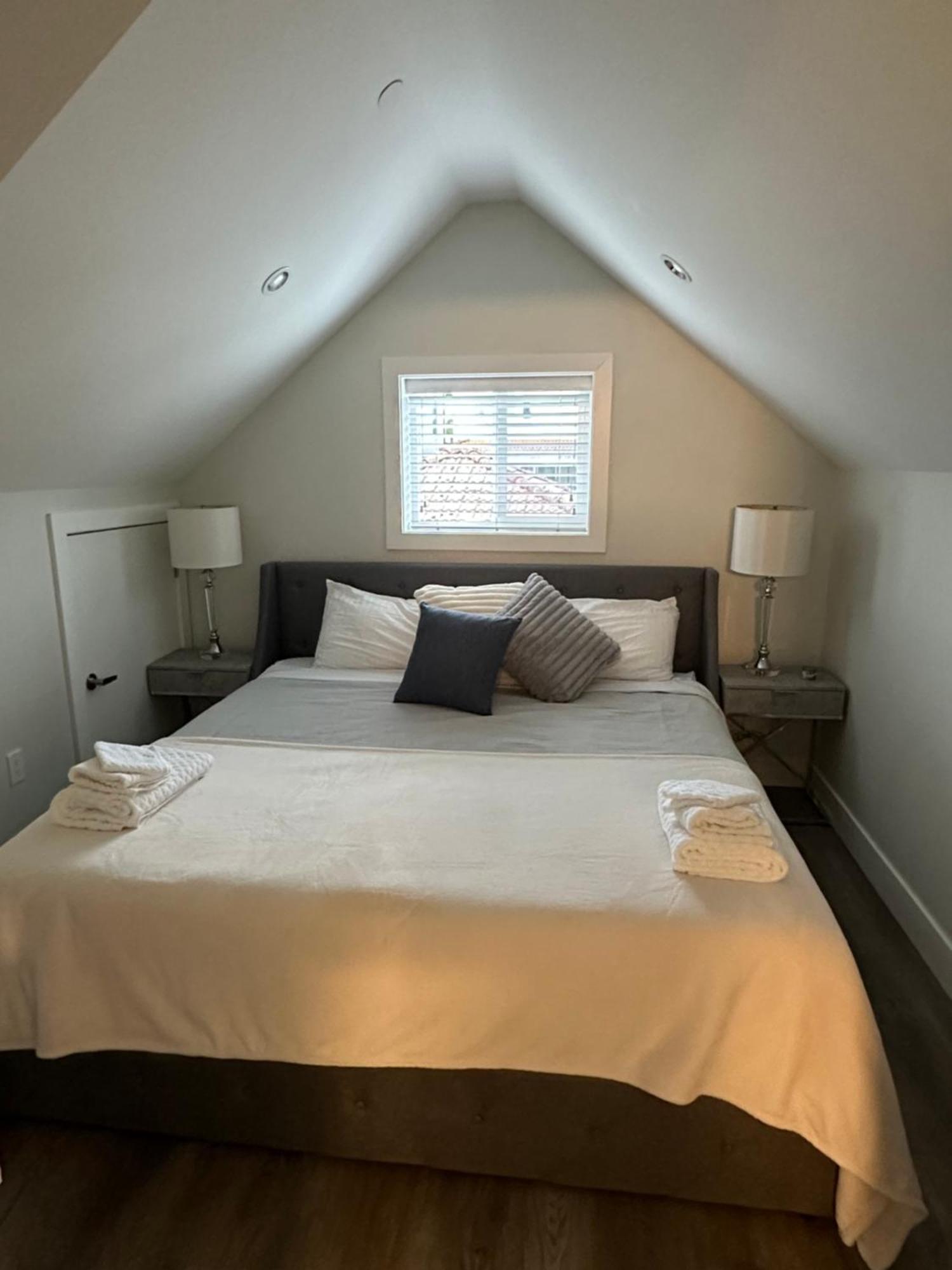 Bright And Cozy Modern In - To Yvr-downtown - Free Private Parking *