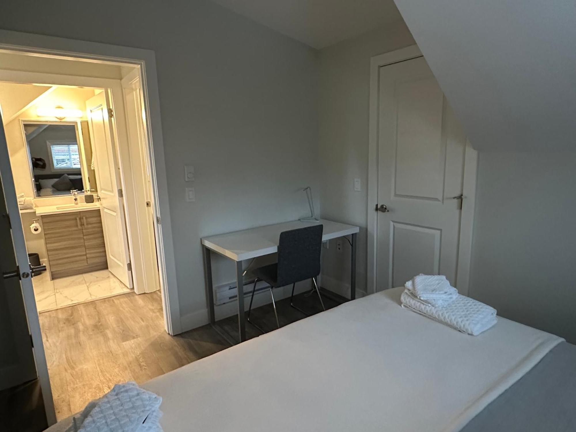 Bright And Cozy Modern In - To Yvr-downtown - Free Private Parking Holiday home Vancouver