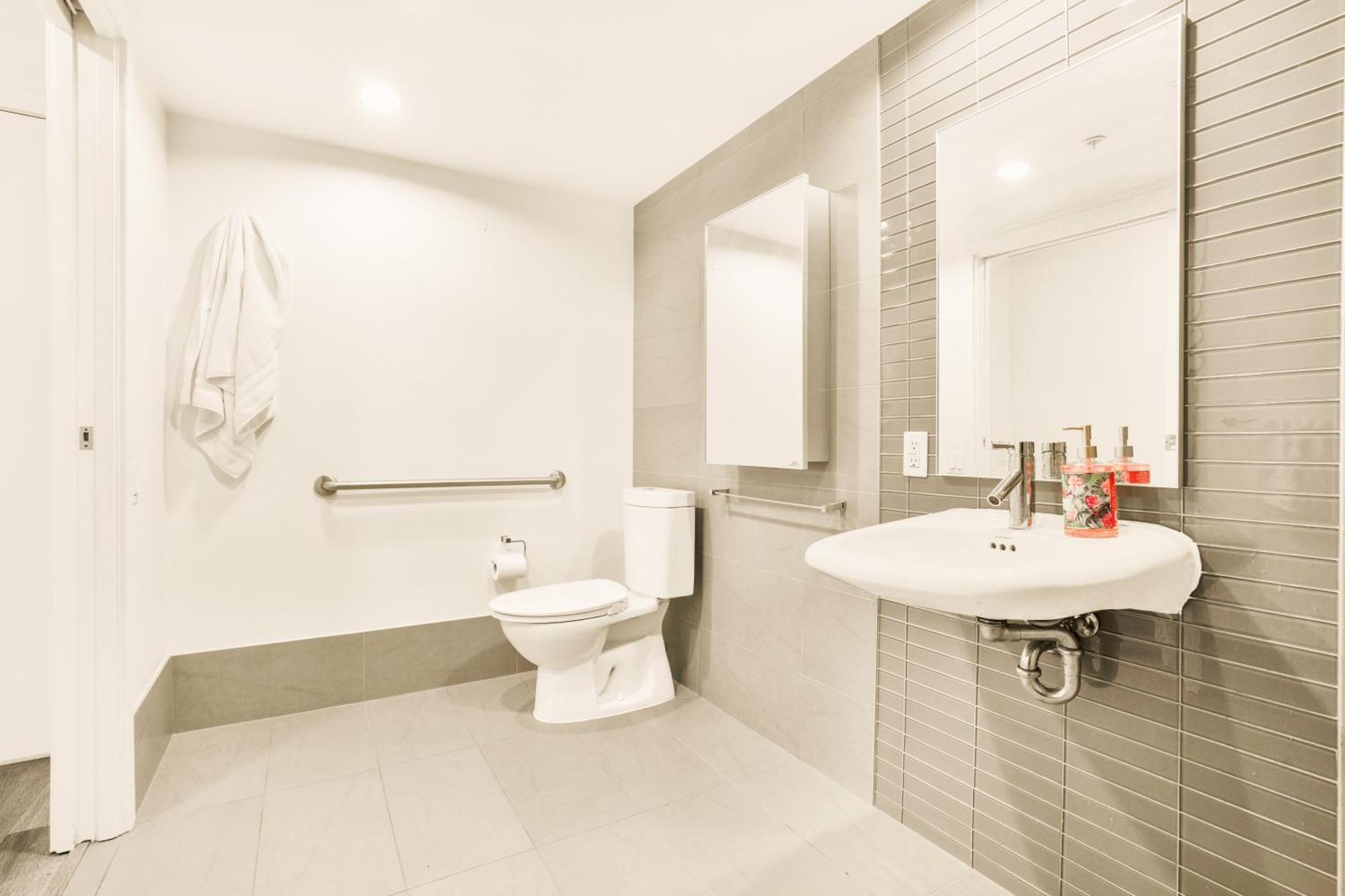 Urban Chic: Sleek 2br In Heart Of Apartment Vancouver