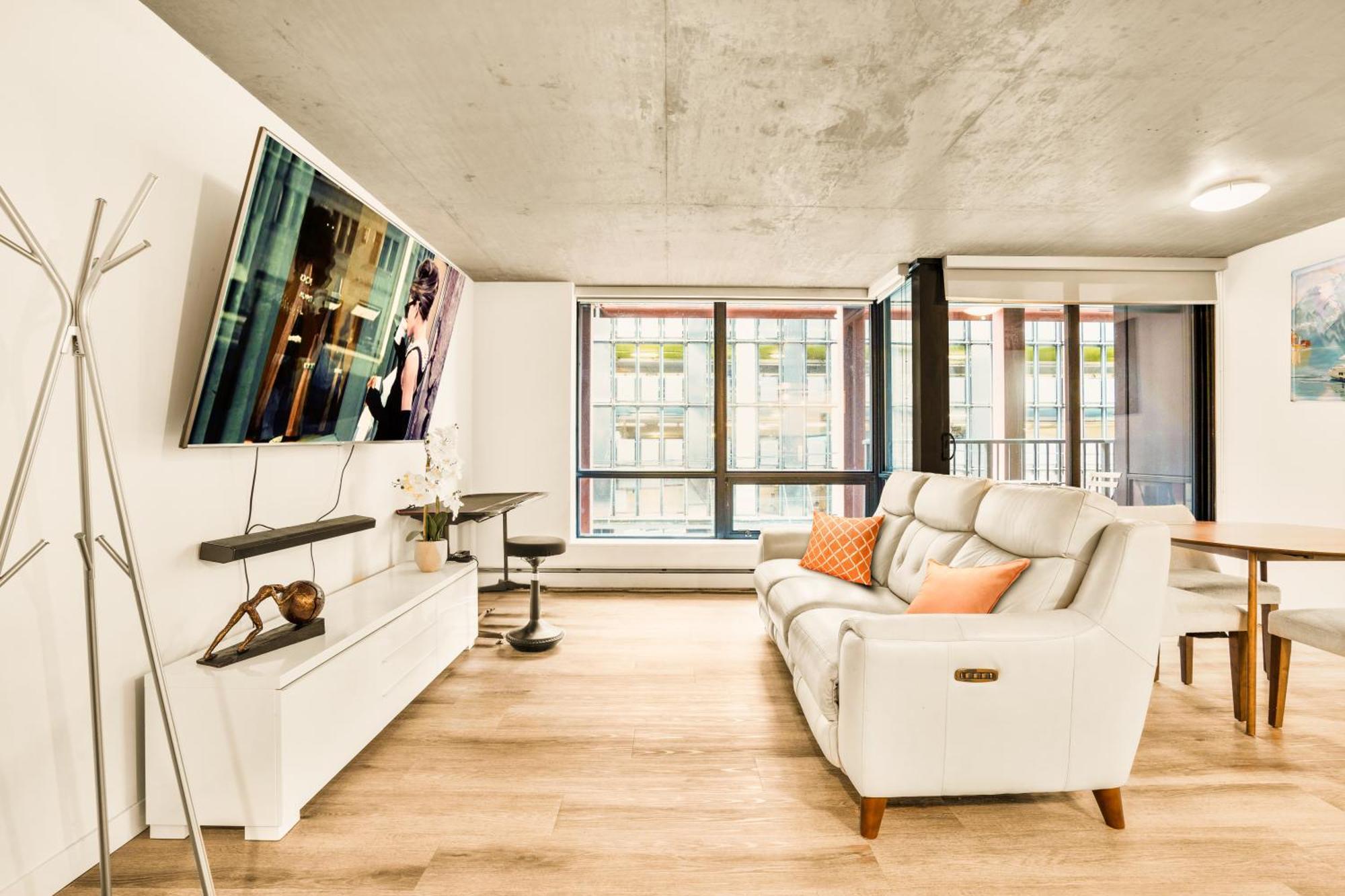 Apartment Urban Chic: Sleek 2br In Heart Of *