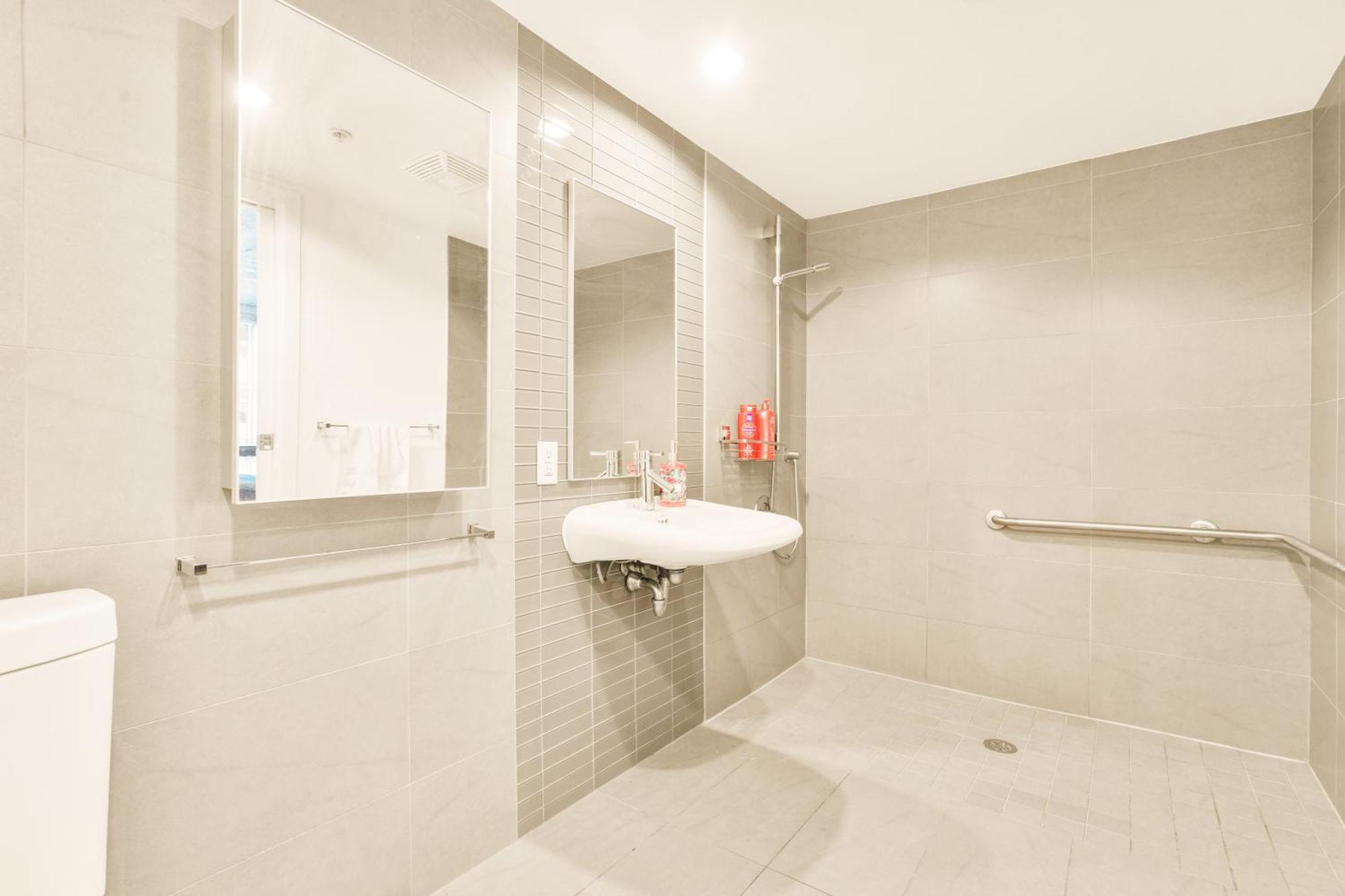 Urban Chic: Sleek 2br In Heart Of *