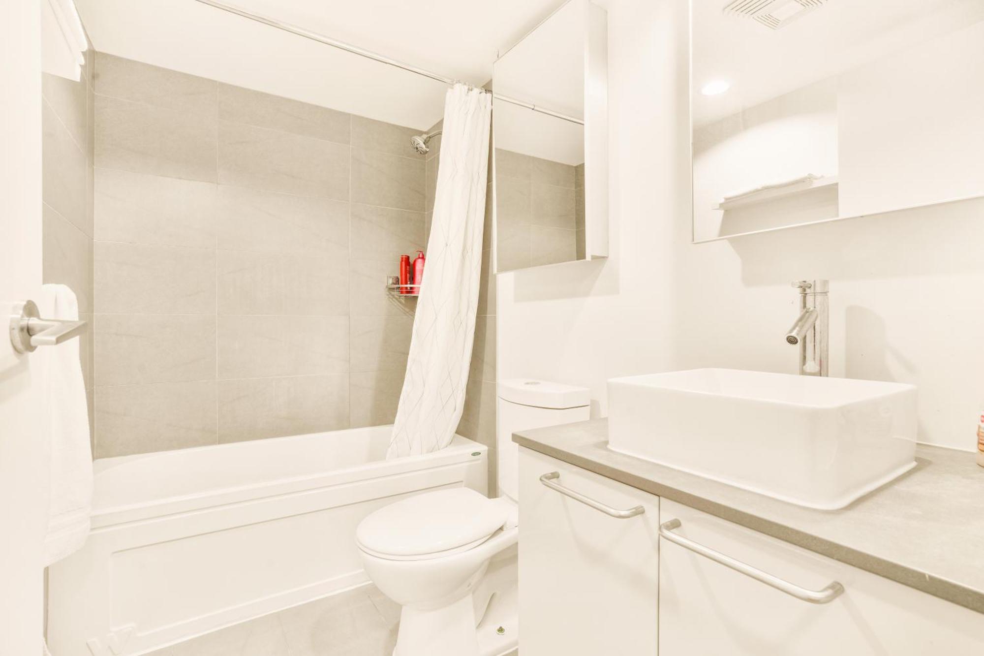 Apartment Urban Chic: Sleek 2br In Heart Of