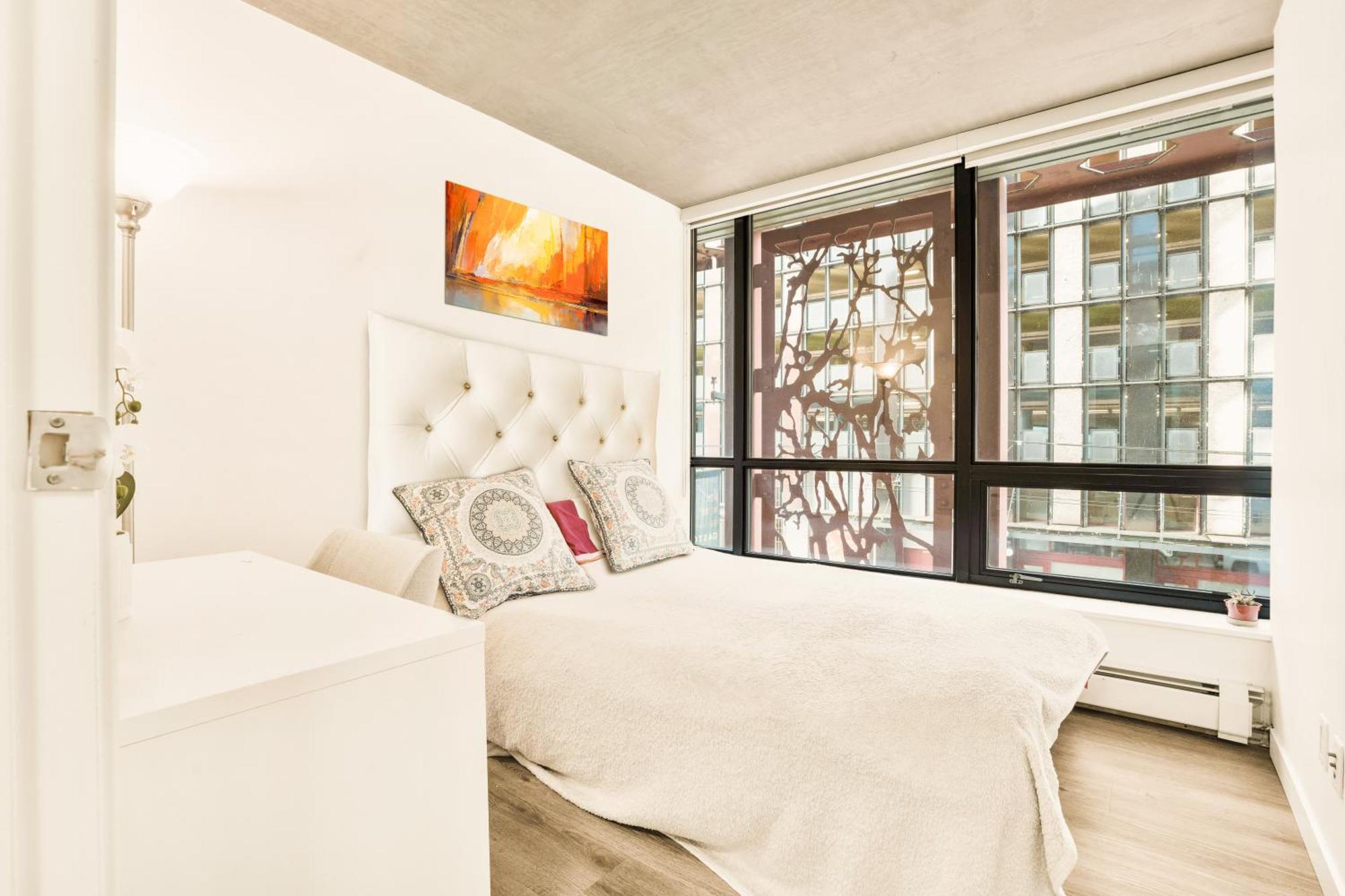 Urban Chic: Sleek 2br In Heart Of Apartment