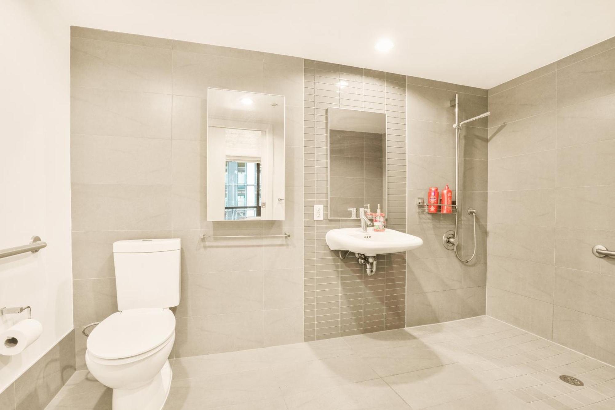 Urban Chic: Sleek 2br In Heart Of Apartment *