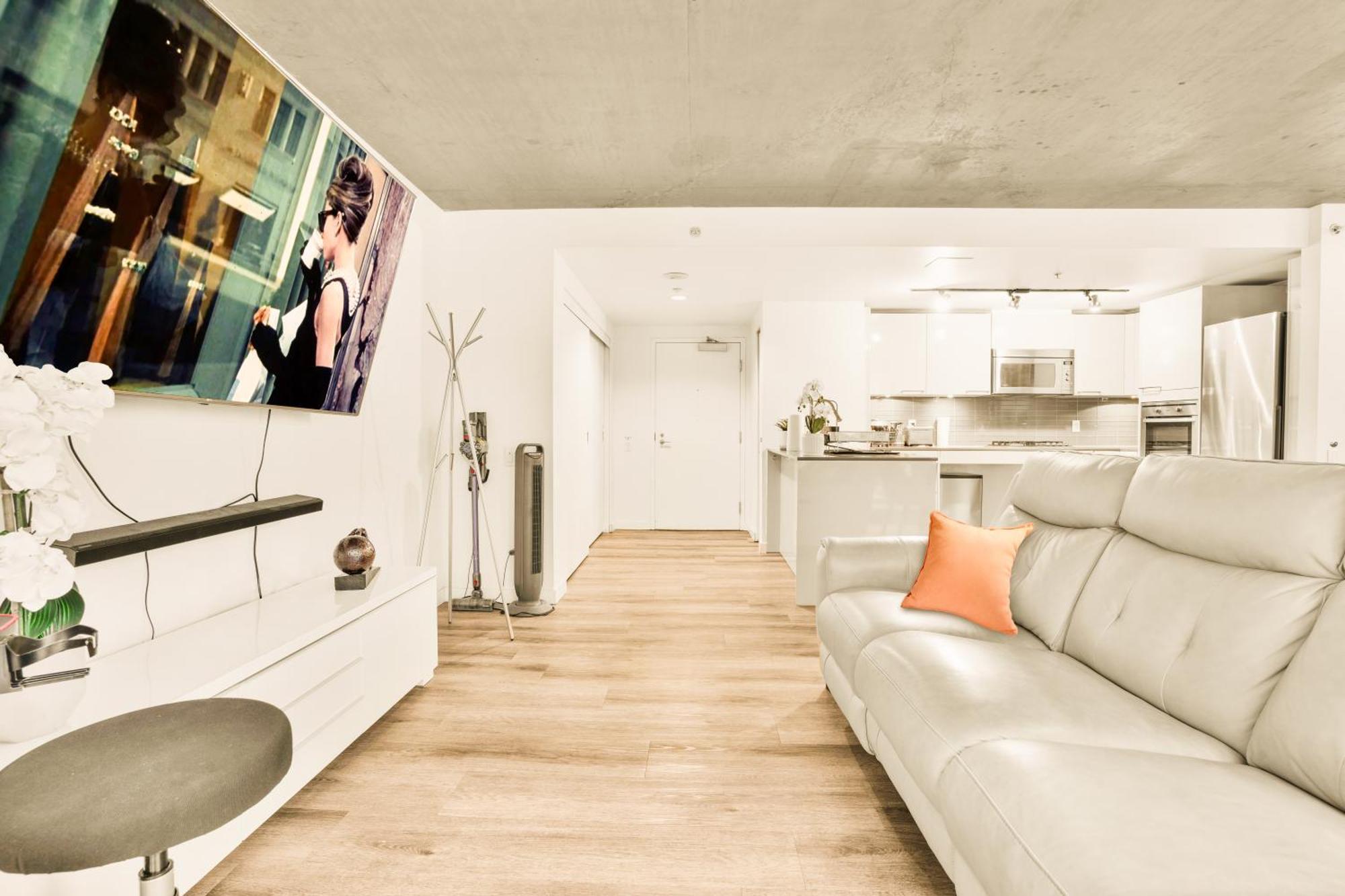 Urban Chic: Sleek 2br In Heart Of * Vancouver