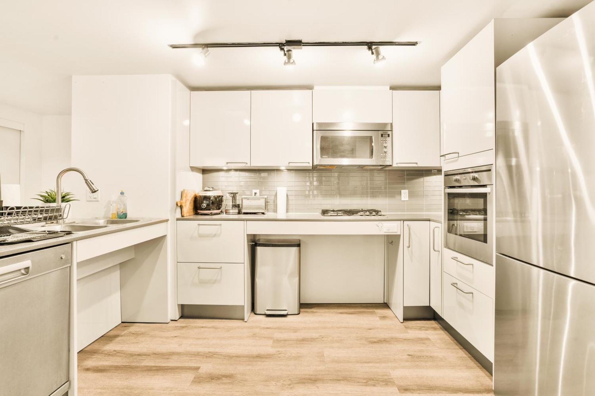 Urban Chic: Sleek 2br In Heart Of Apartment Vancouver