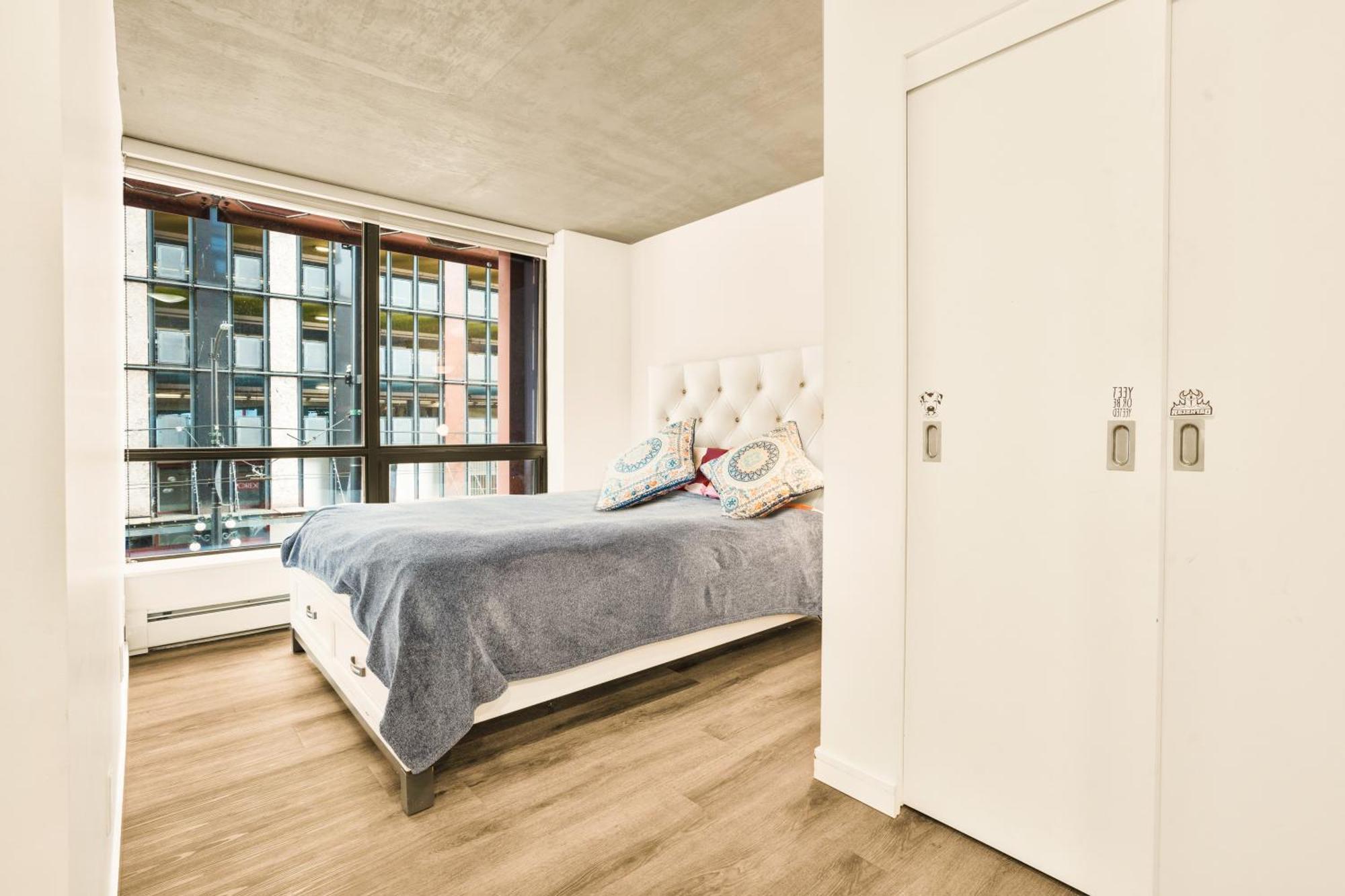 Urban Chic: Sleek 2br In Heart Of Apartment Vancouver