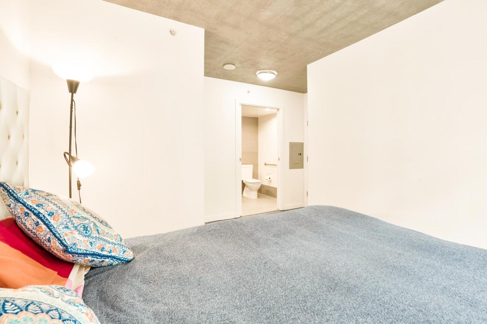 Apartment Urban Chic: Sleek 2br In Heart Of