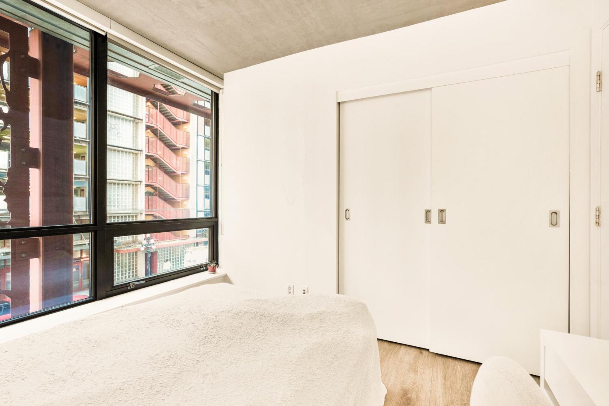 Urban Chic: Sleek 2br In Heart Of Apartment Vancouver