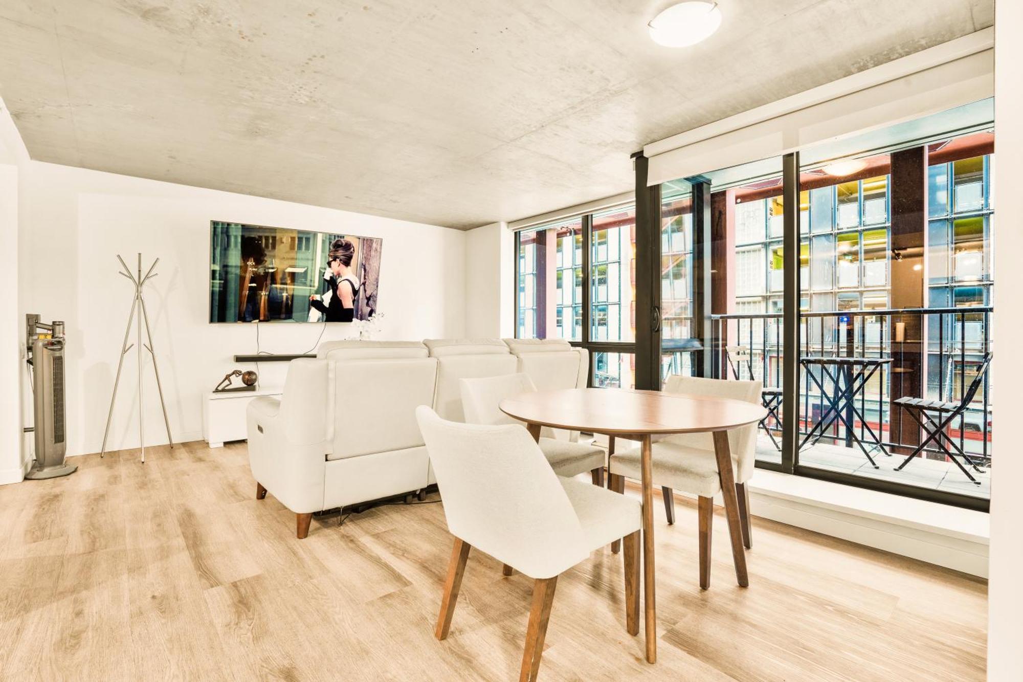 Urban Chic: Sleek 2br In Heart Of Apartment *