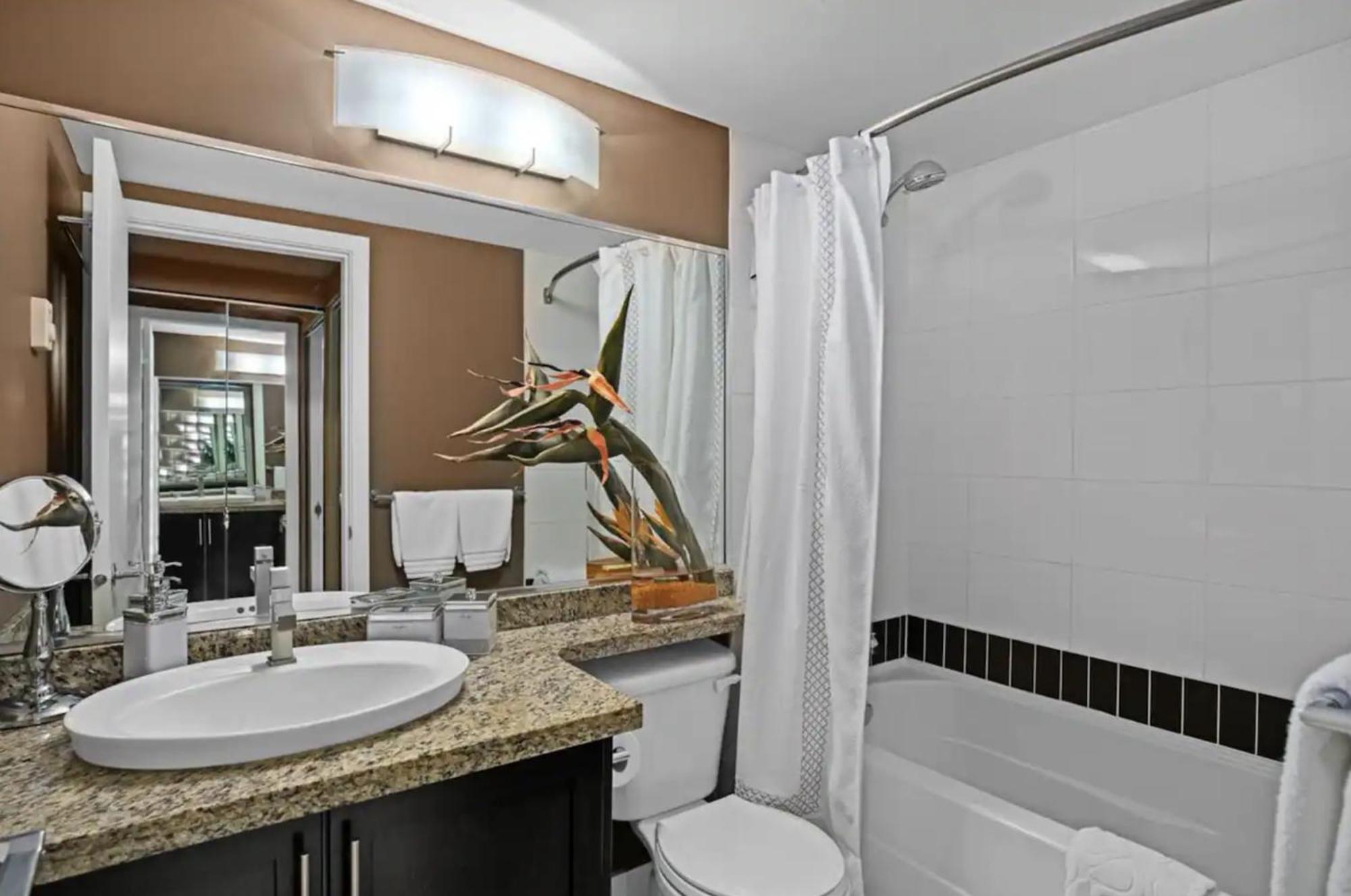 Apartment Luxury Designer In The Heart Of Downtown - Best Location!