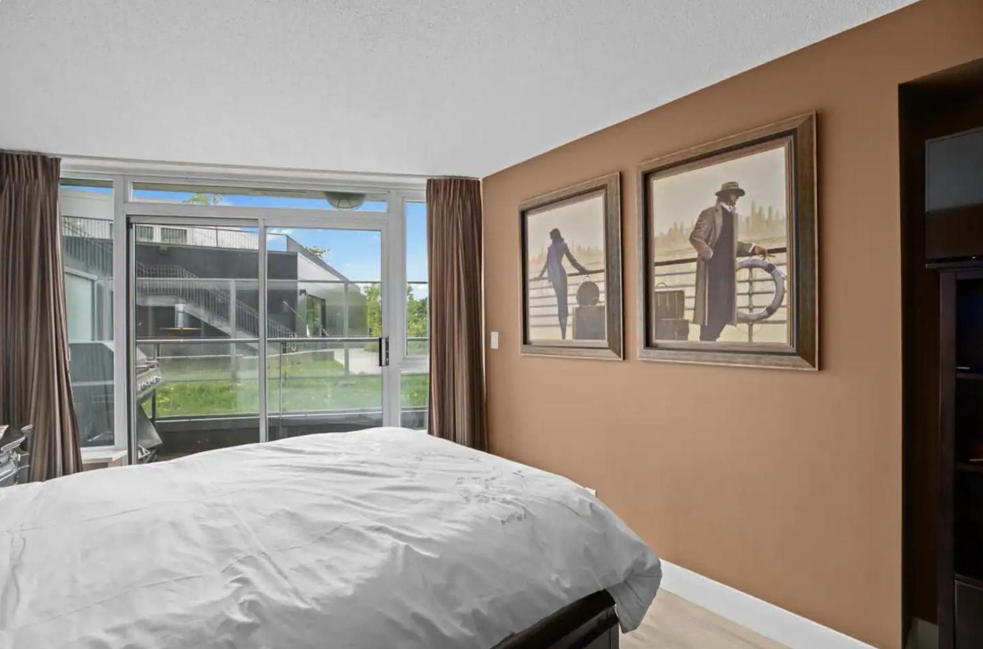Luxury Designer In The Heart Of Downtown - Best Location! Apartment