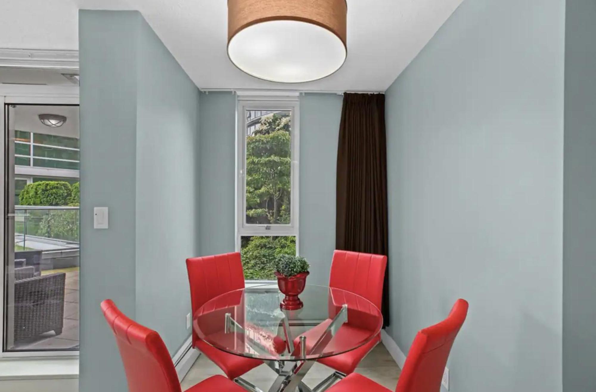 Apartment Luxury Designer In The Heart Of Downtown - Best Location! *