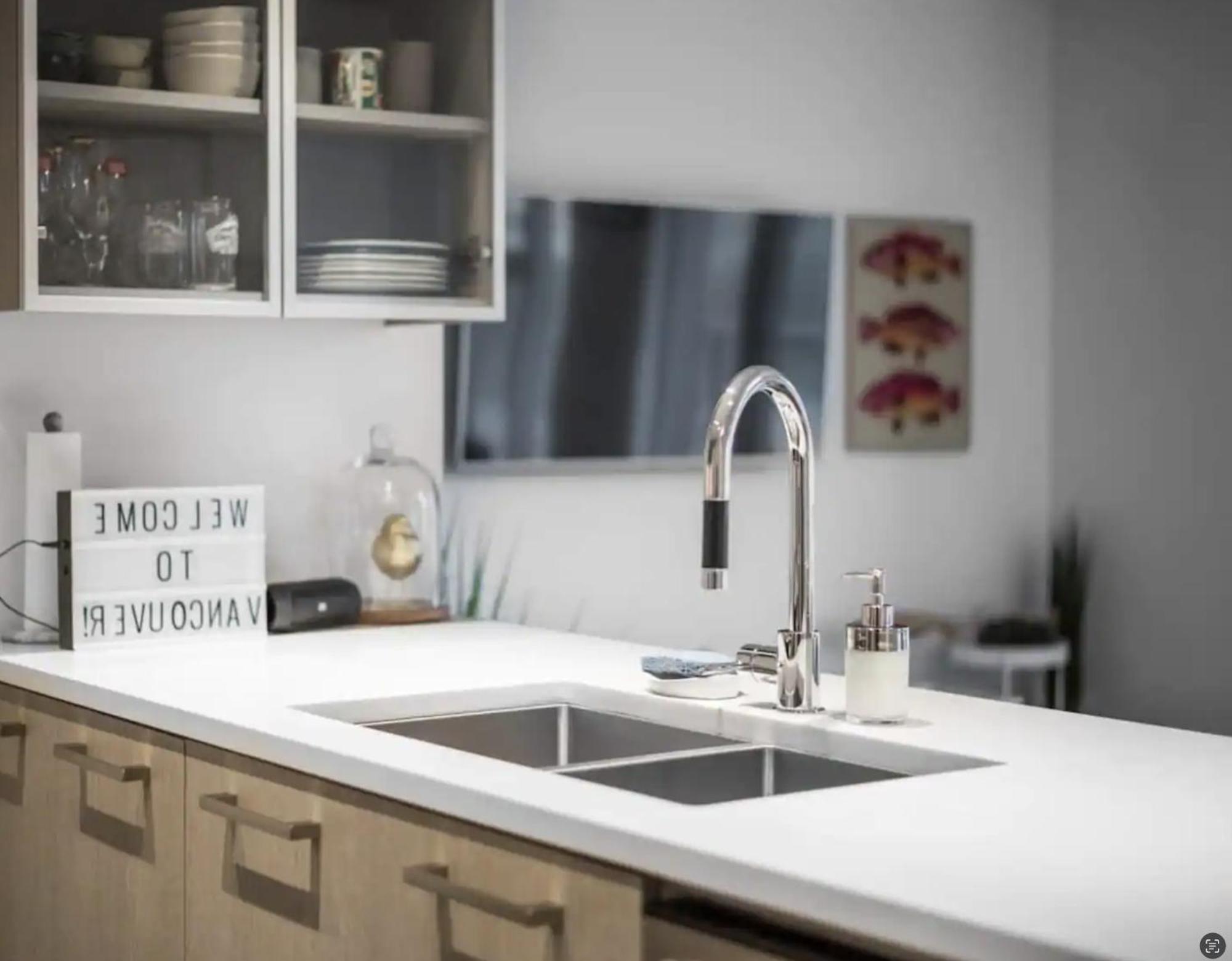 Luxury Designer In The Heart Of Downtown - Best Location! Apartment Vancouver