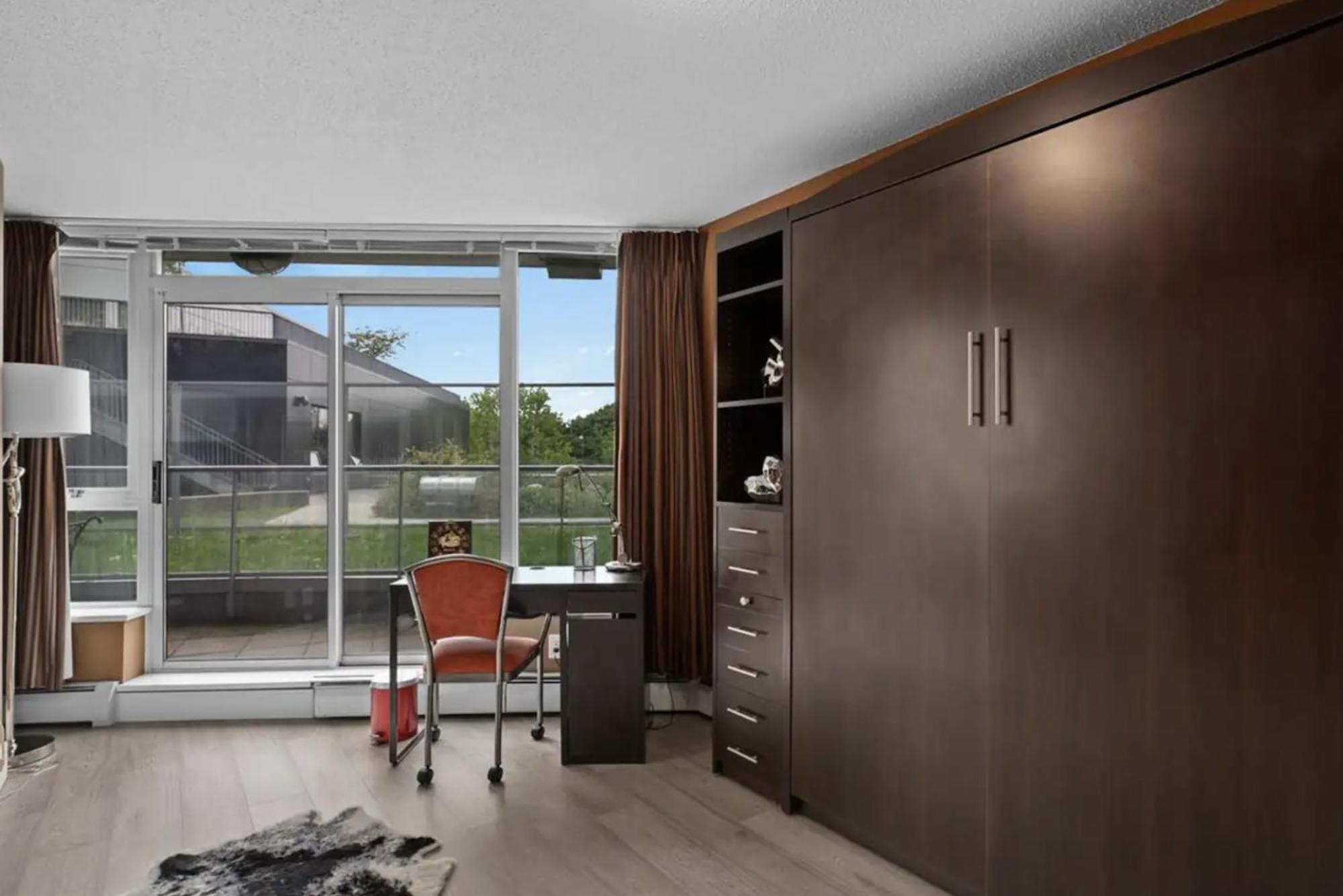 Luxury Designer In The Heart Of Downtown - Best Location! Apartment *