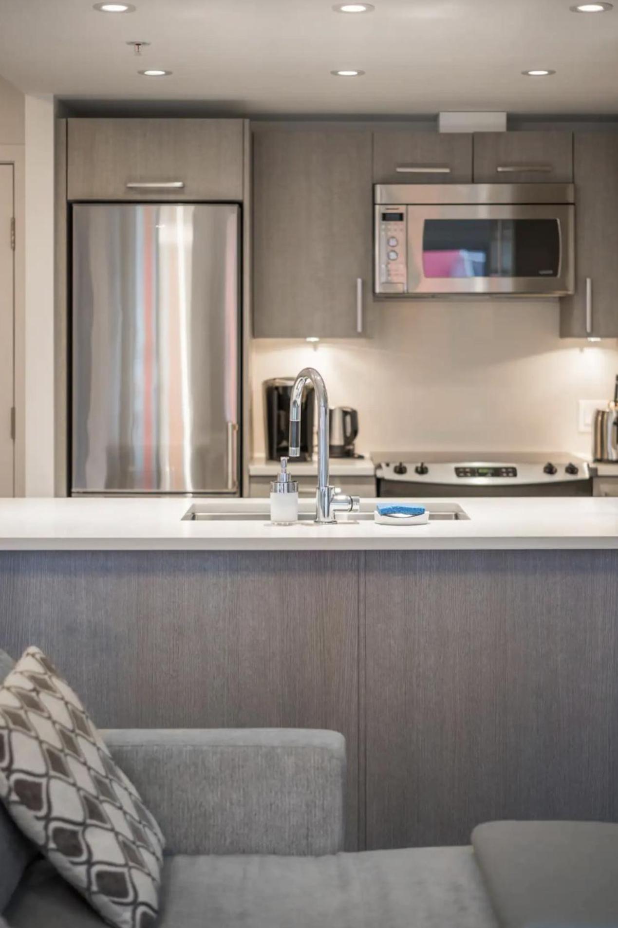 Luxury Designer In The Heart Of Downtown - Best Location! Apartment