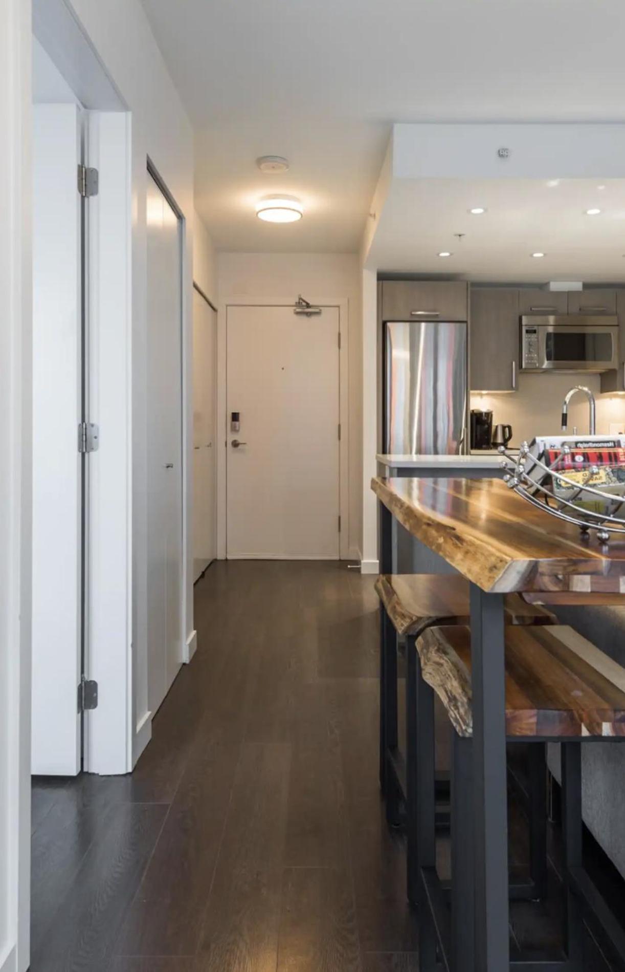 Apartment Luxury Designer In The Heart Of Downtown - Best Location!