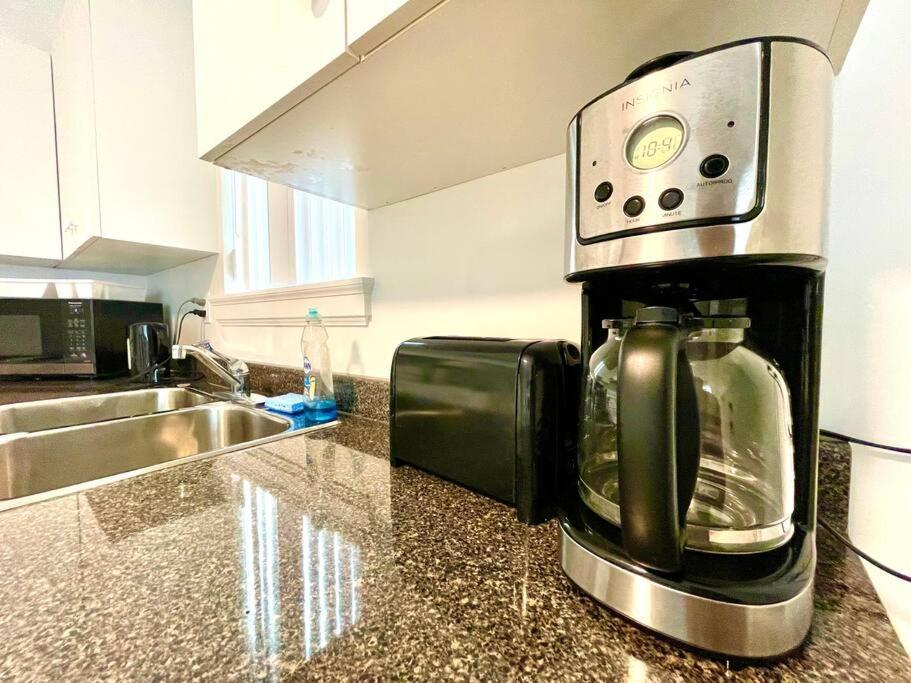 Free Breakfast/luxury/modern/vancouver & Burnaby Apartment