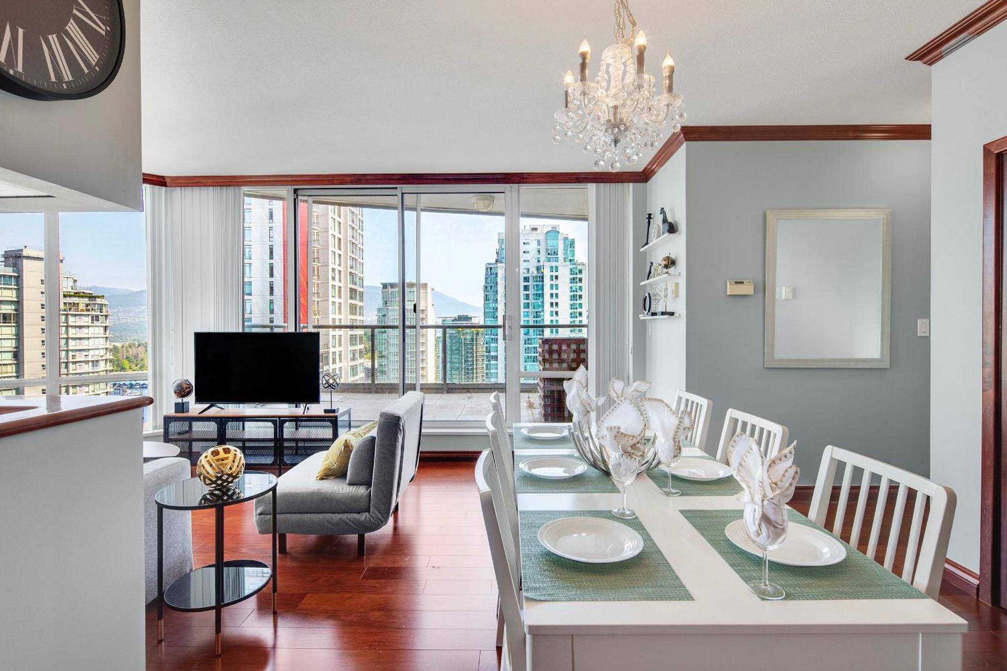 Designer Sub-penthouse - Central Downtown Views And King Bed! Vancouver