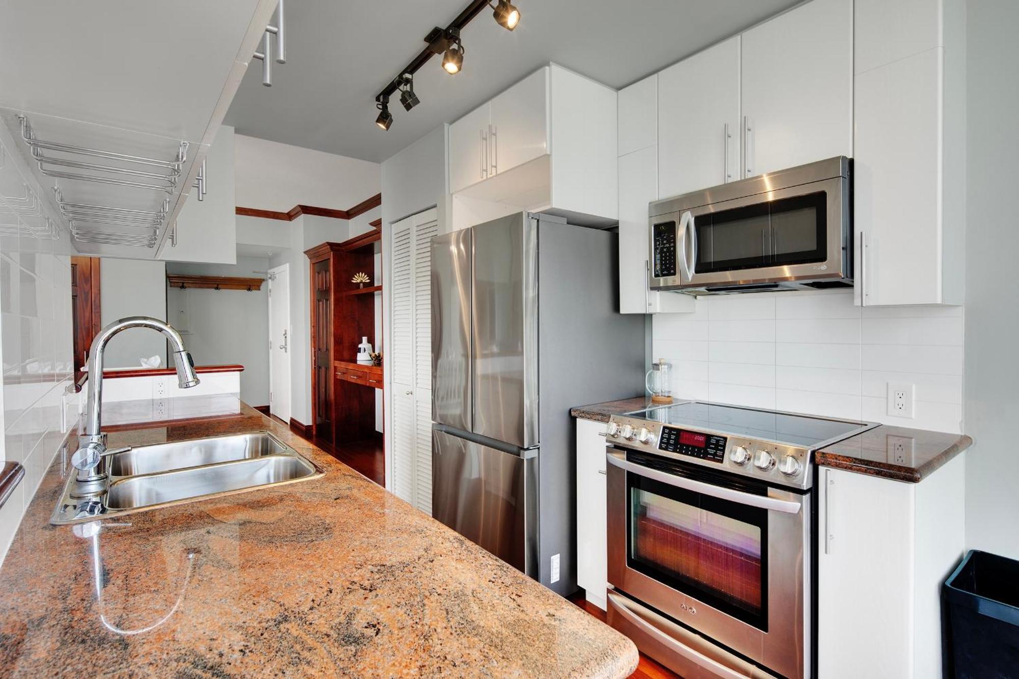 Designer Sub-penthouse - Central Downtown Views And King Bed!