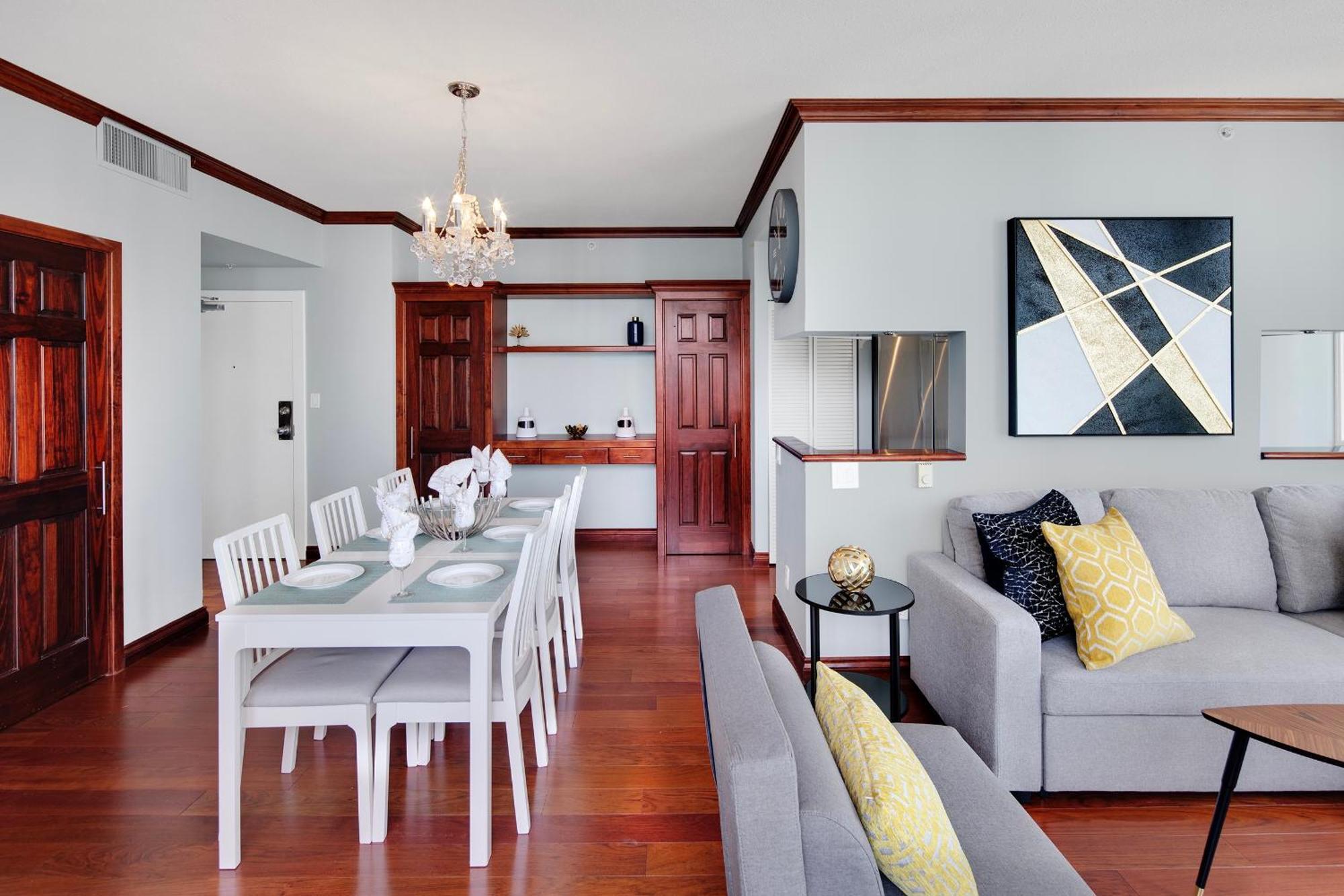 Designer Sub-penthouse - Central Downtown Views And King Bed! Apartment *
