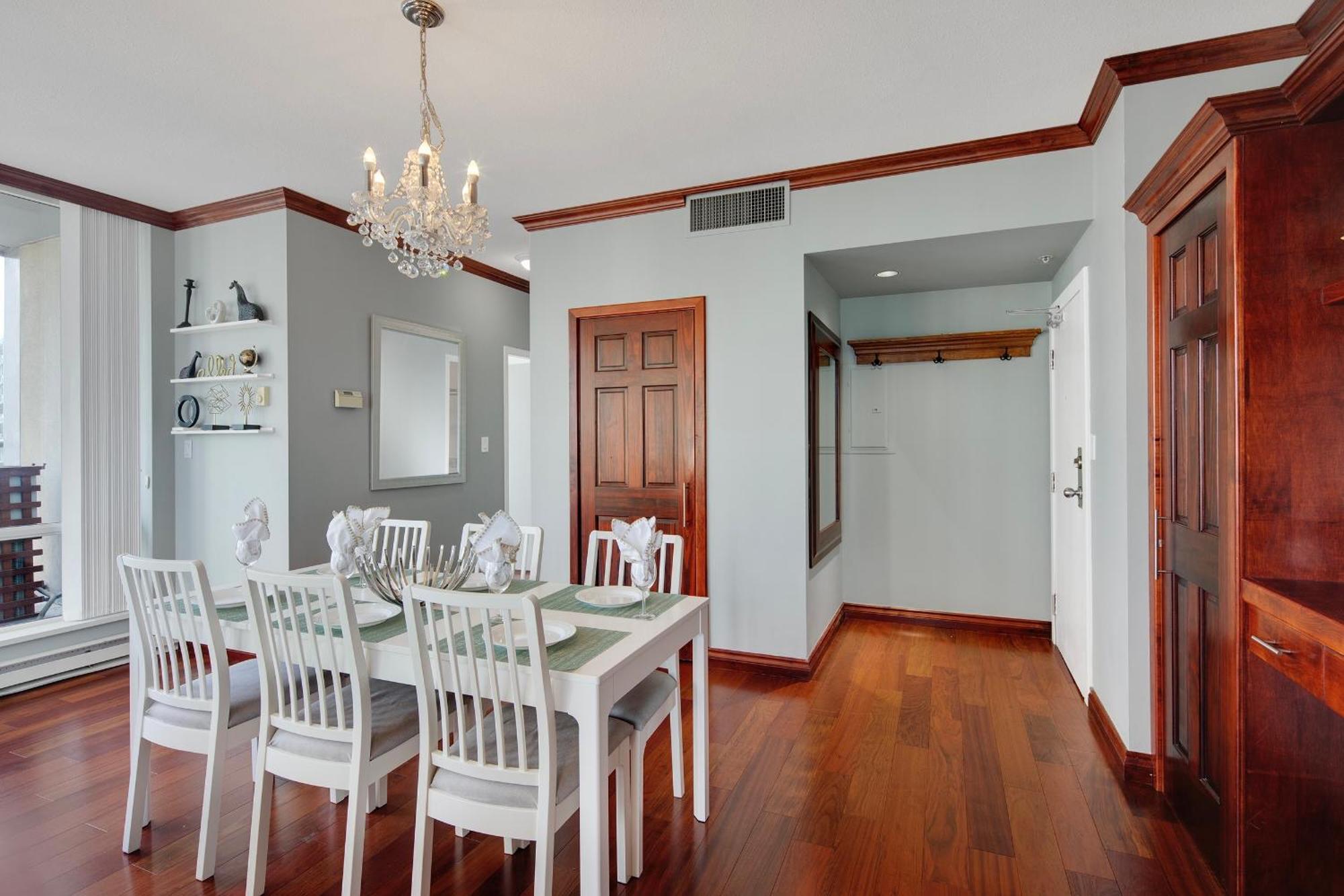 Designer Sub-penthouse - Central Downtown Views And King Bed! *