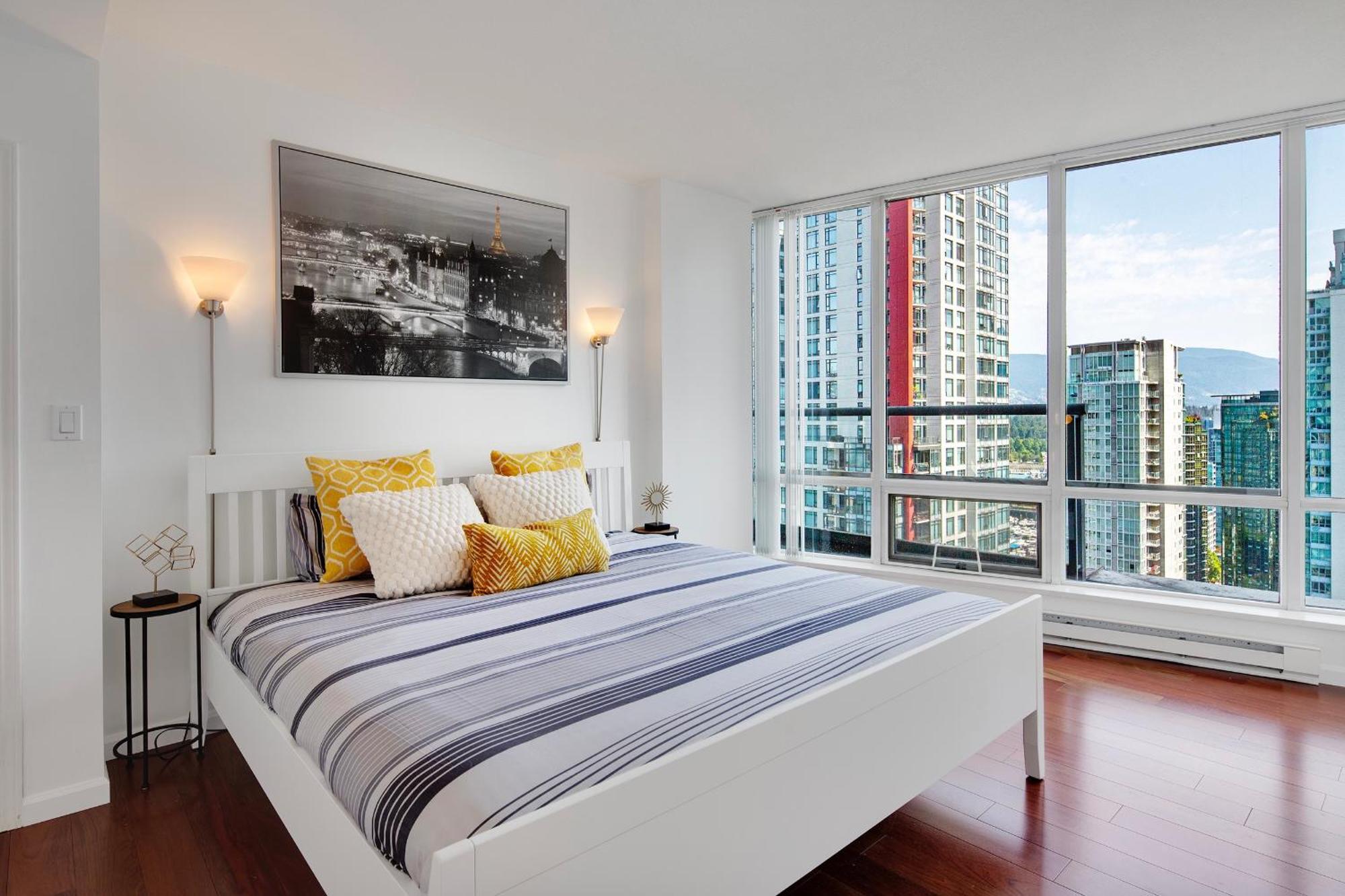 Apartment Designer Sub-penthouse - Central Downtown Views And King Bed! *