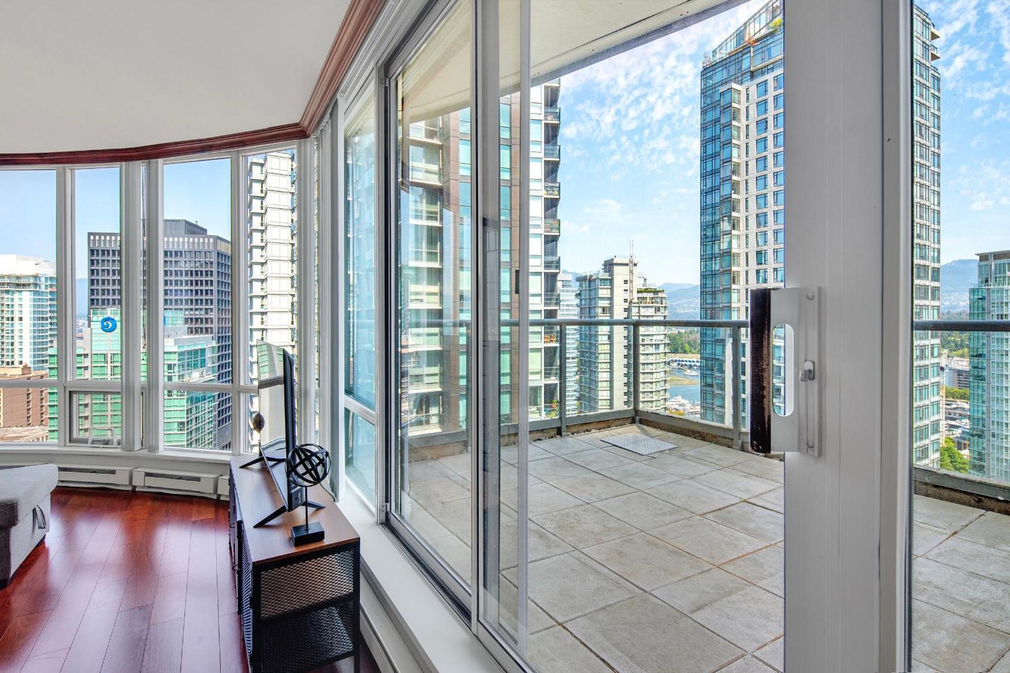 Designer Sub-penthouse - Central Downtown Views And King Bed!
