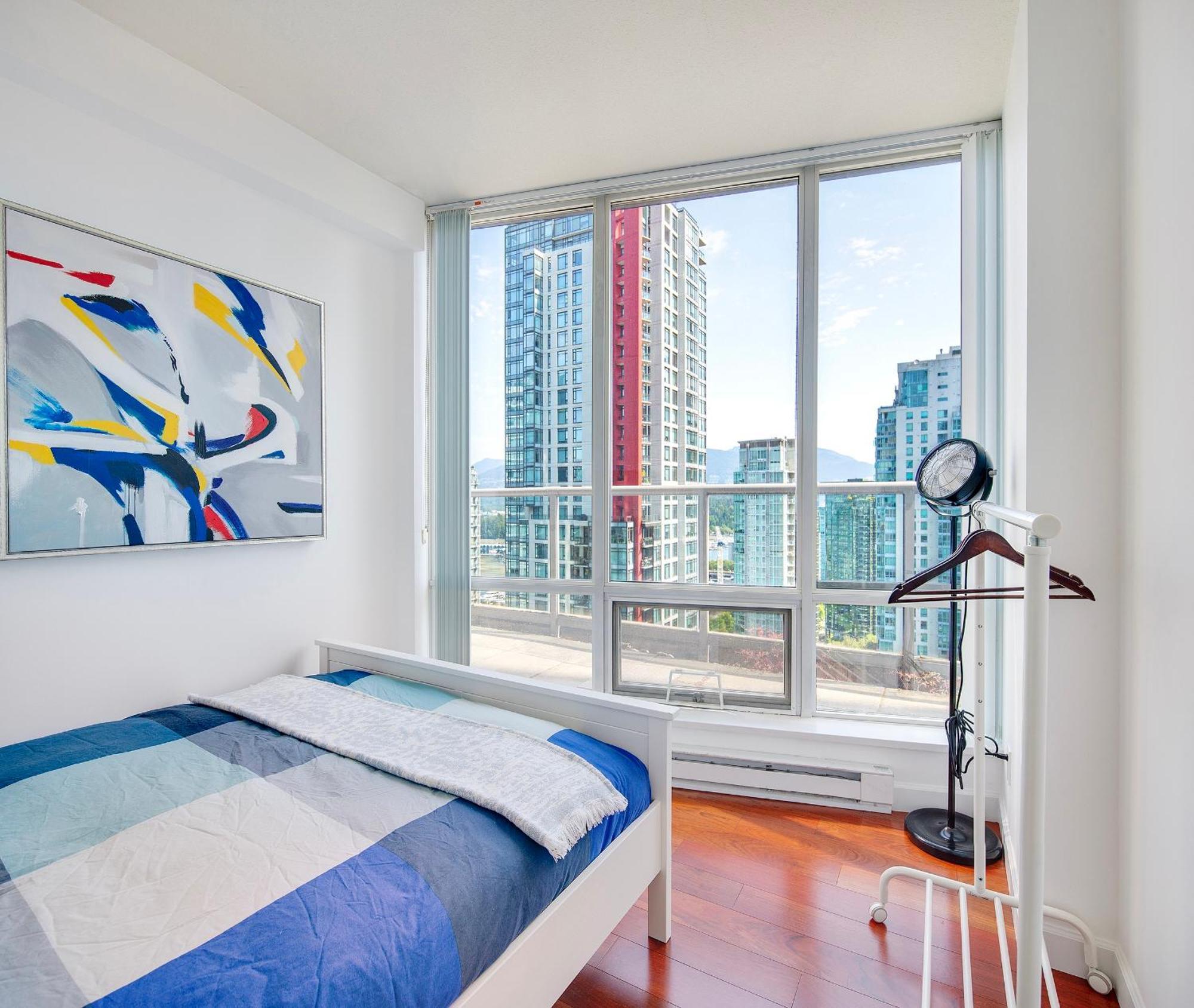 Designer Sub-penthouse - Central Downtown Views And King Bed! Apartment