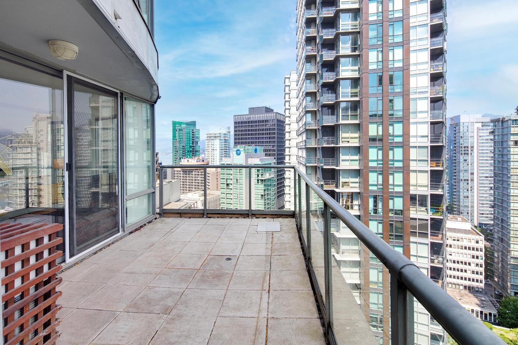 Designer Sub-penthouse - Central Downtown Views And King Bed! *