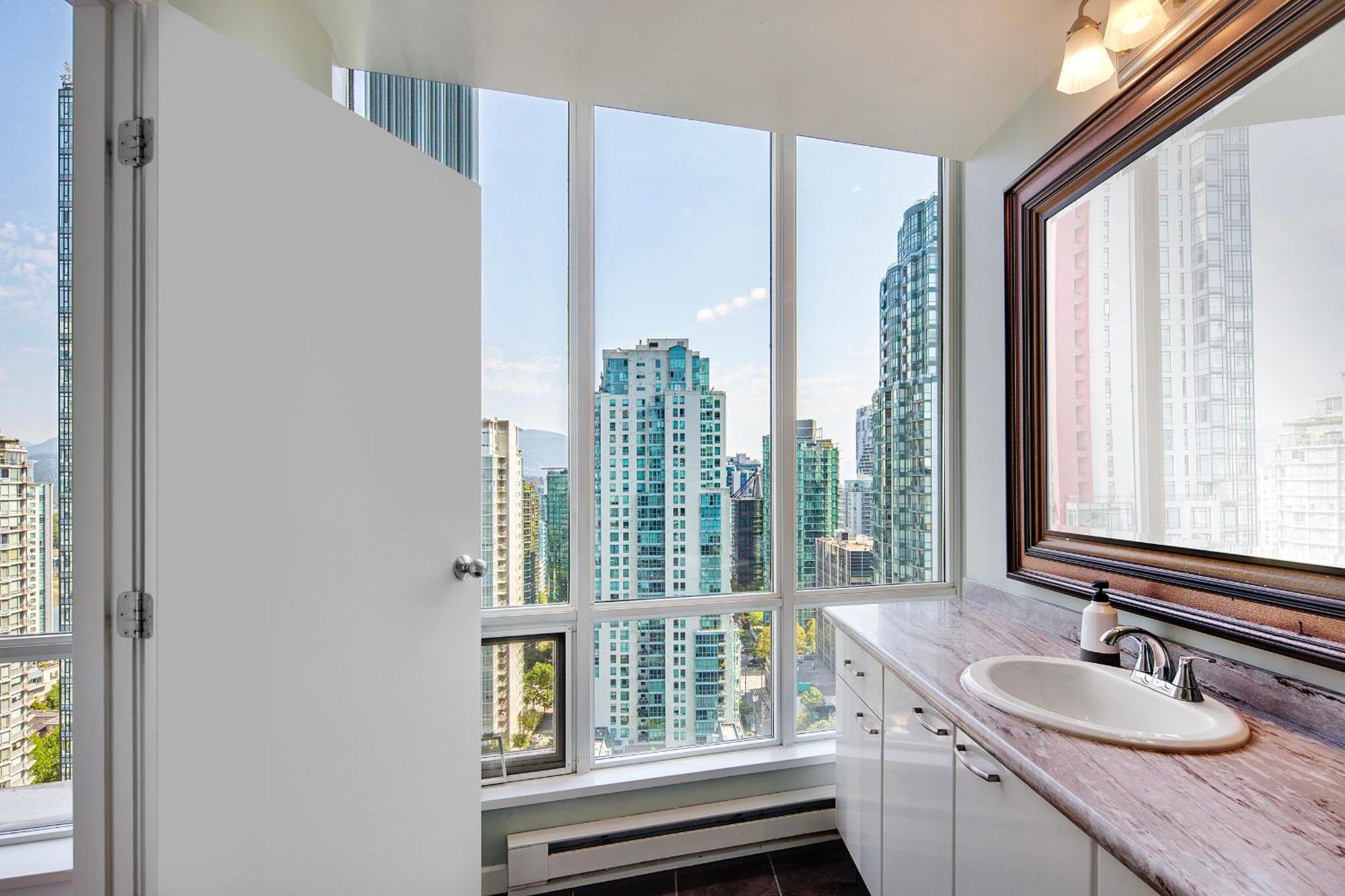 Designer Sub-penthouse - Central Downtown Views And King Bed! Apartment *