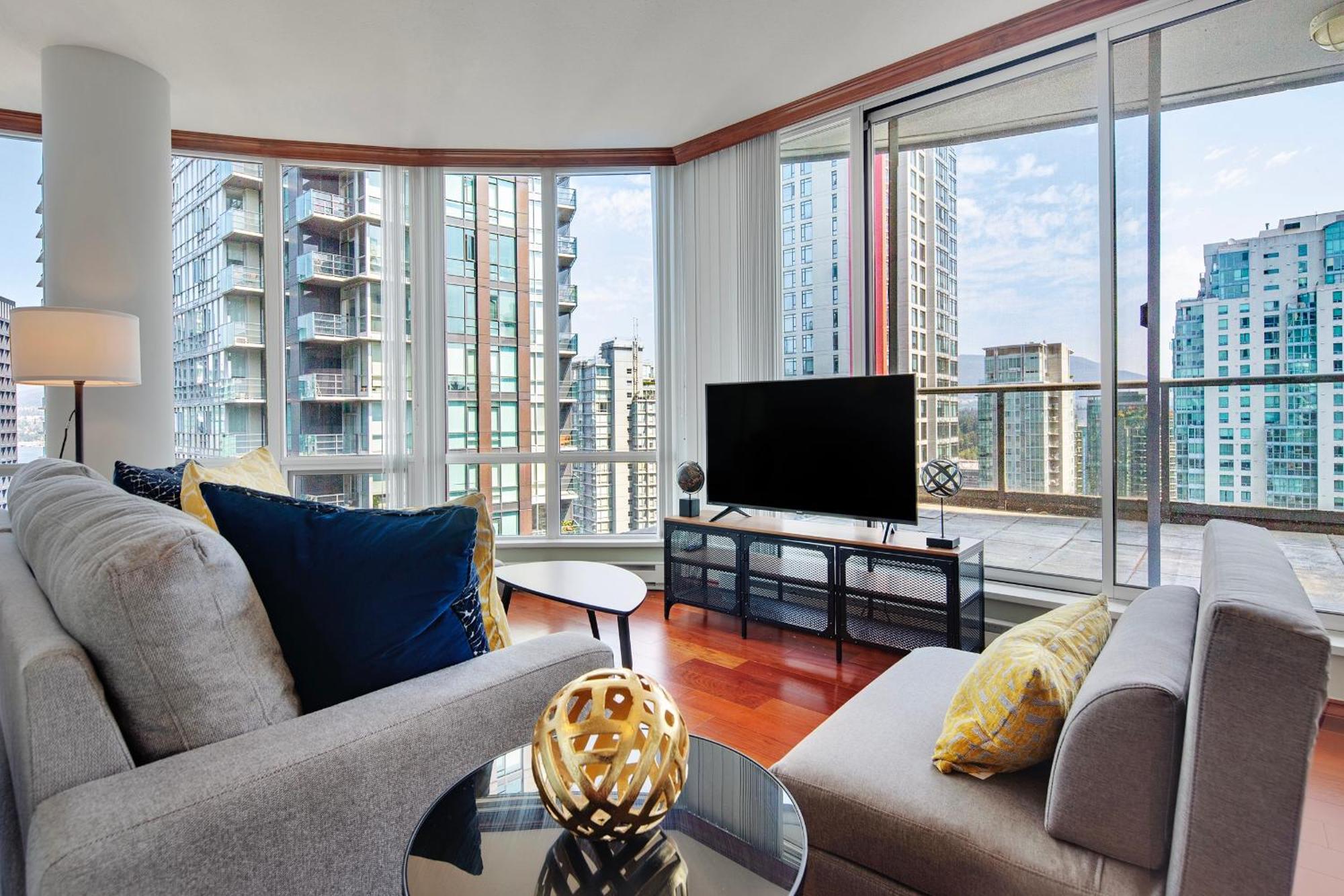 Apartment Designer Sub-penthouse - Central Downtown Views And King Bed!