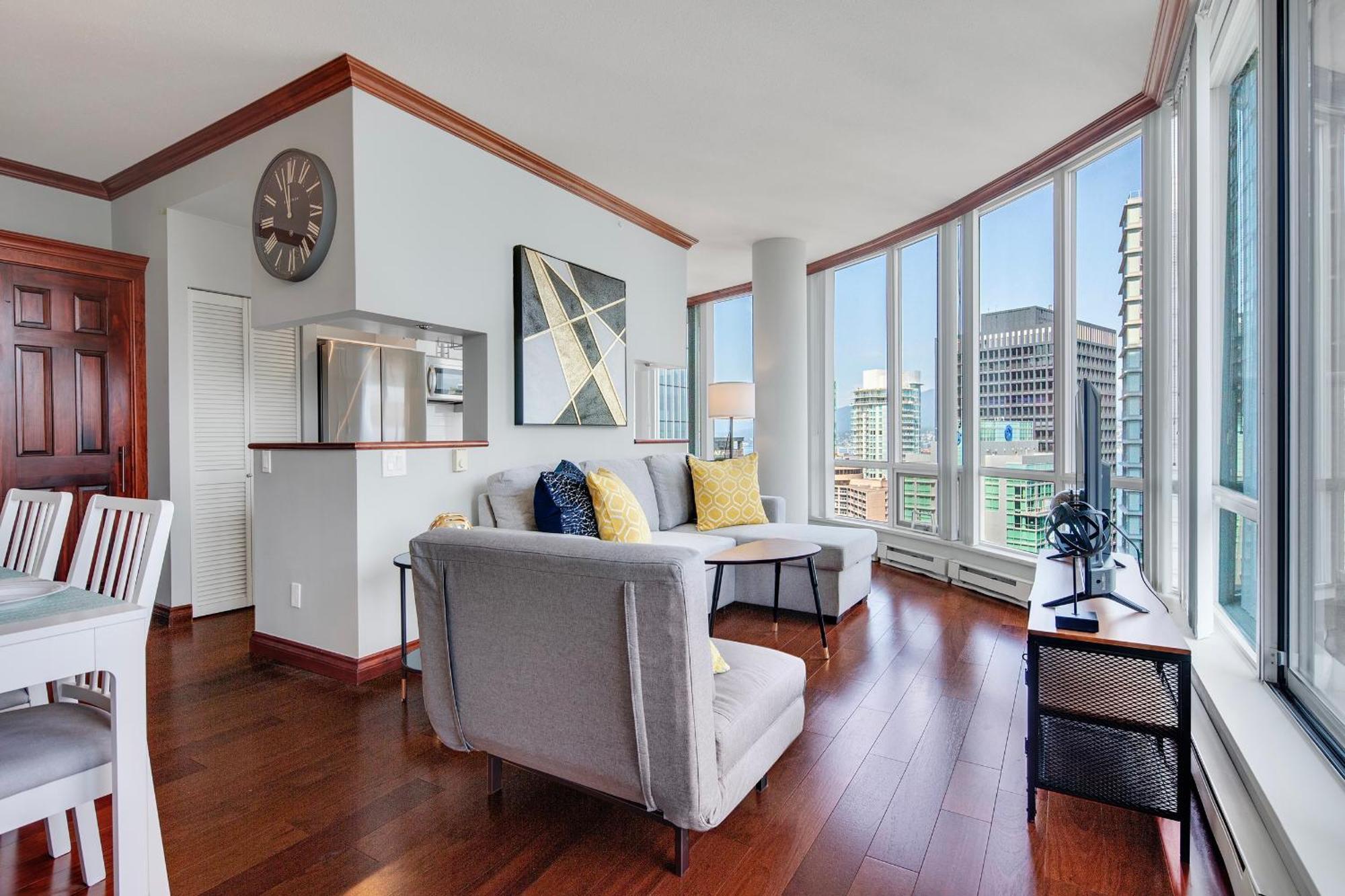Designer Sub-penthouse - Central Downtown Views And King Bed! Apartment