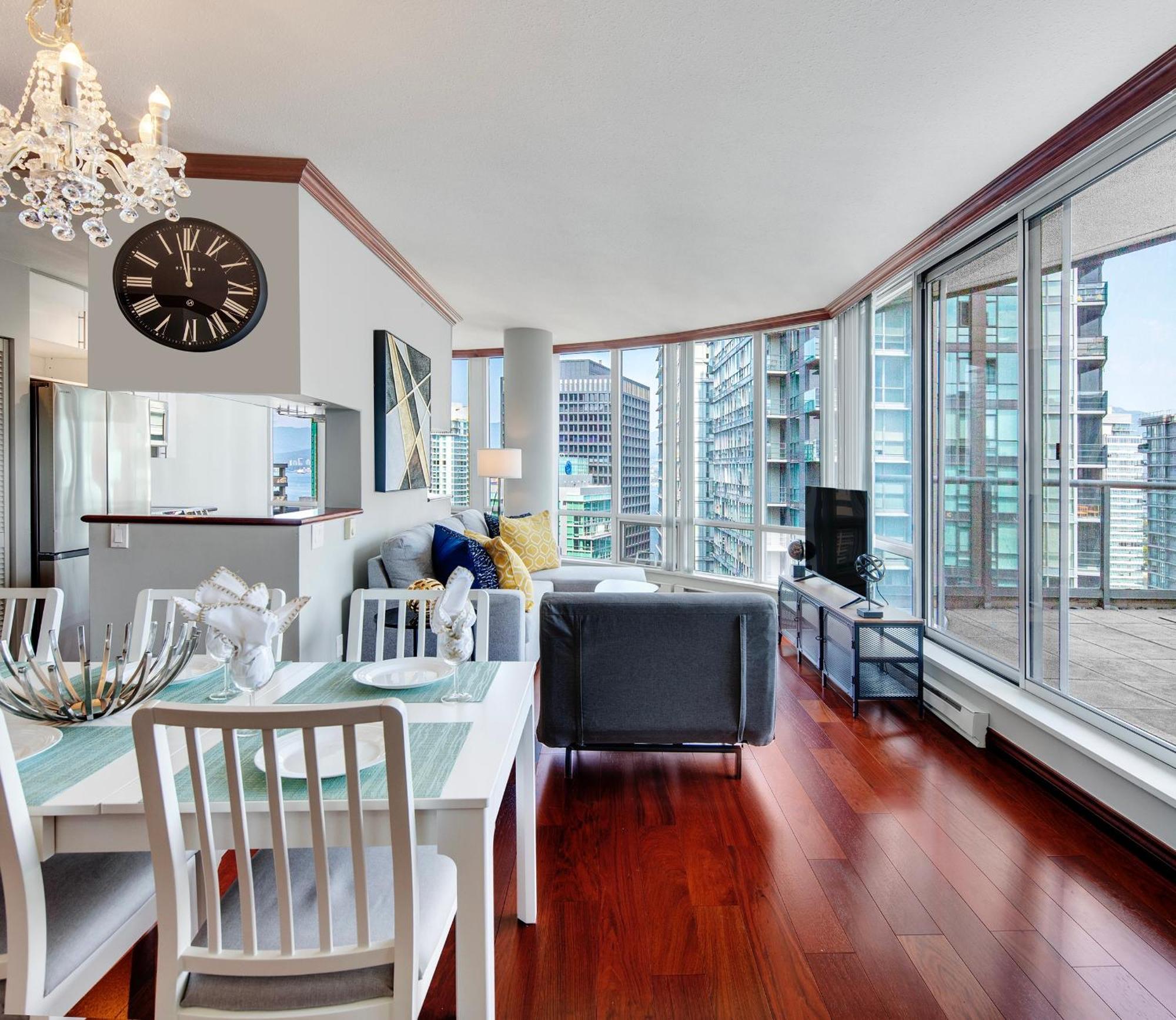 Designer Sub-penthouse - Central Downtown Views And King Bed! Apartment *