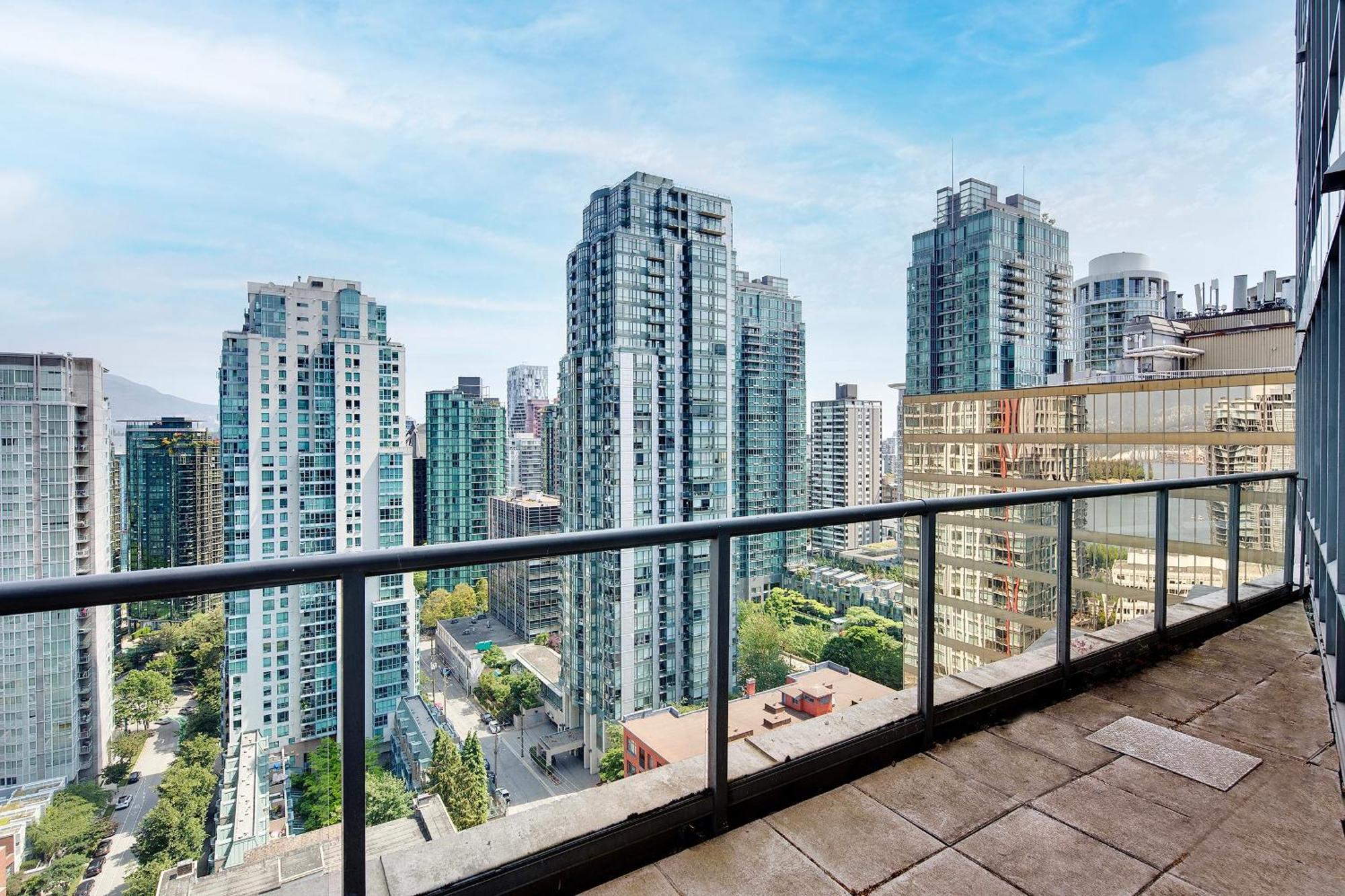 Apartment Designer Sub-penthouse - Central Downtown Views And King Bed!