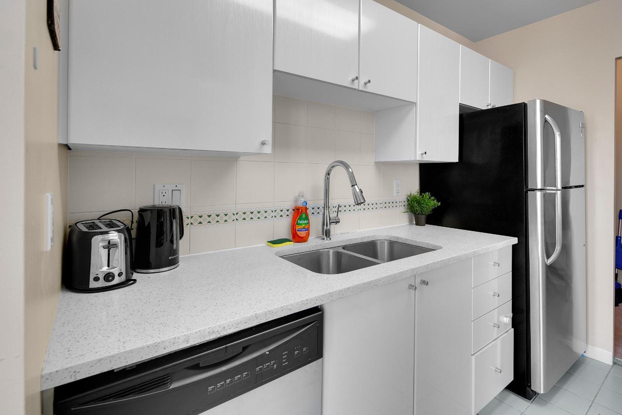 Breathtaking Downtown With Stunning Harbor Views! *