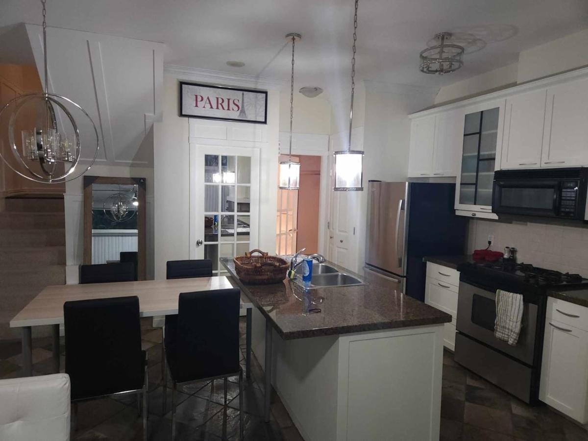 Downtown Deluxe: Stylish 2bd2ba Townhouse * Vancouver